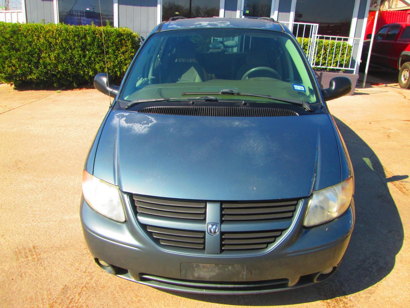 2005 GREEN Dodge Grand Caravan SXT (2D4GP44L75R) with an 3.8L V6 OHV 12V engine, 4-Speed Automatic Overdrive transmission, located at 1815 NE 28th St., Fort Worth, TX, 76106, (817) 625-6251, 32.795582, -97.333069 - Photo#1
