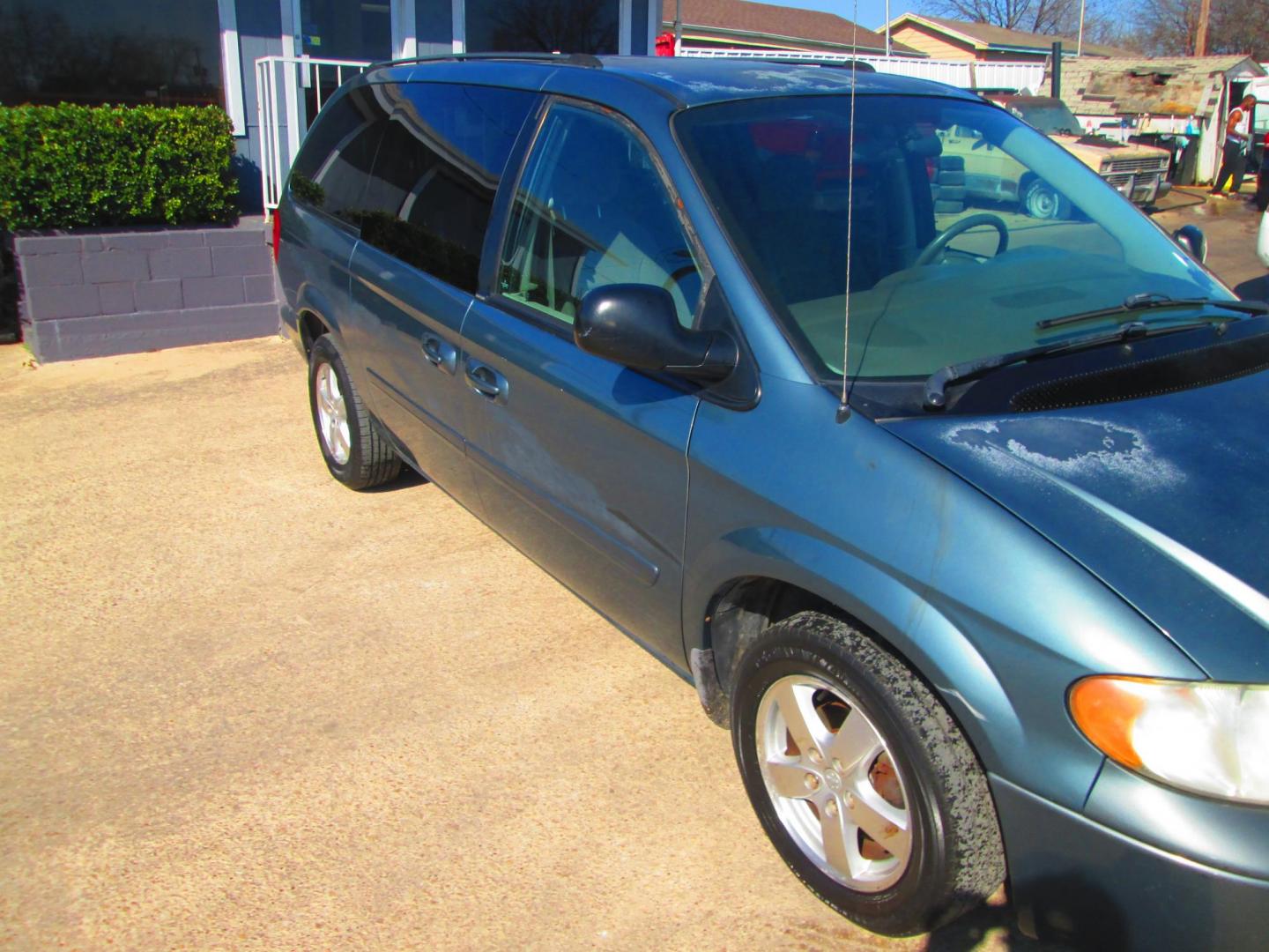 2005 GREEN Dodge Grand Caravan SXT (2D4GP44L75R) with an 3.8L V6 OHV 12V engine, 4-Speed Automatic Overdrive transmission, located at 1815 NE 28th St., Fort Worth, TX, 76106, (817) 625-6251, 32.795582, -97.333069 - Photo#2
