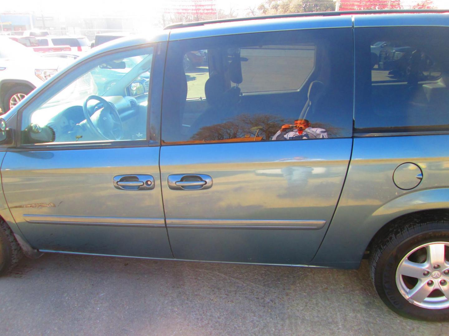 2005 GREEN Dodge Grand Caravan SXT (2D4GP44L75R) with an 3.8L V6 OHV 12V engine, 4-Speed Automatic Overdrive transmission, located at 1815 NE 28th St., Fort Worth, TX, 76106, (817) 625-6251, 32.795582, -97.333069 - Photo#7