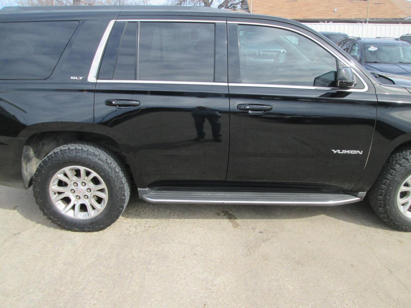 2015 BLACK GMC Yukon SLT 4WD (1GKS2BKC0FR) with an 5.3L V8 OHV 16V FFV engine, 6-Speed Automatic transmission, located at 1815 NE 28th St., Fort Worth, TX, 76106, (817) 625-6251, 32.795582, -97.333069 - Photo#3
