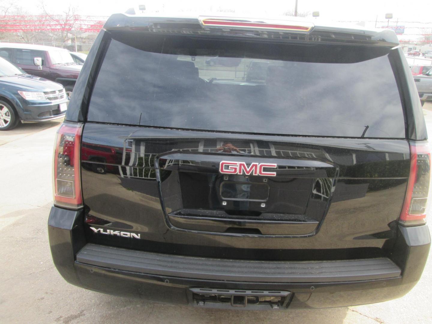2015 BLACK GMC Yukon SLT 4WD (1GKS2BKC0FR) with an 5.3L V8 OHV 16V FFV engine, 6-Speed Automatic transmission, located at 1815 NE 28th St., Fort Worth, TX, 76106, (817) 625-6251, 32.795582, -97.333069 - Photo#4