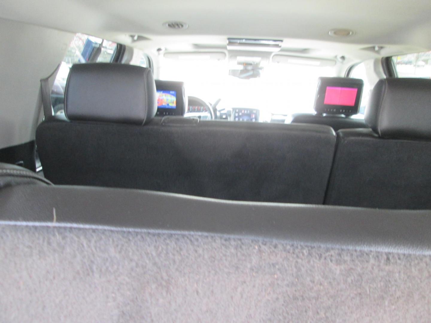 2015 BLACK GMC Yukon SLT 4WD (1GKS2BKC0FR) with an 5.3L V8 OHV 16V FFV engine, 6-Speed Automatic transmission, located at 1815 NE 28th St., Fort Worth, TX, 76106, (817) 625-6251, 32.795582, -97.333069 - Photo#6