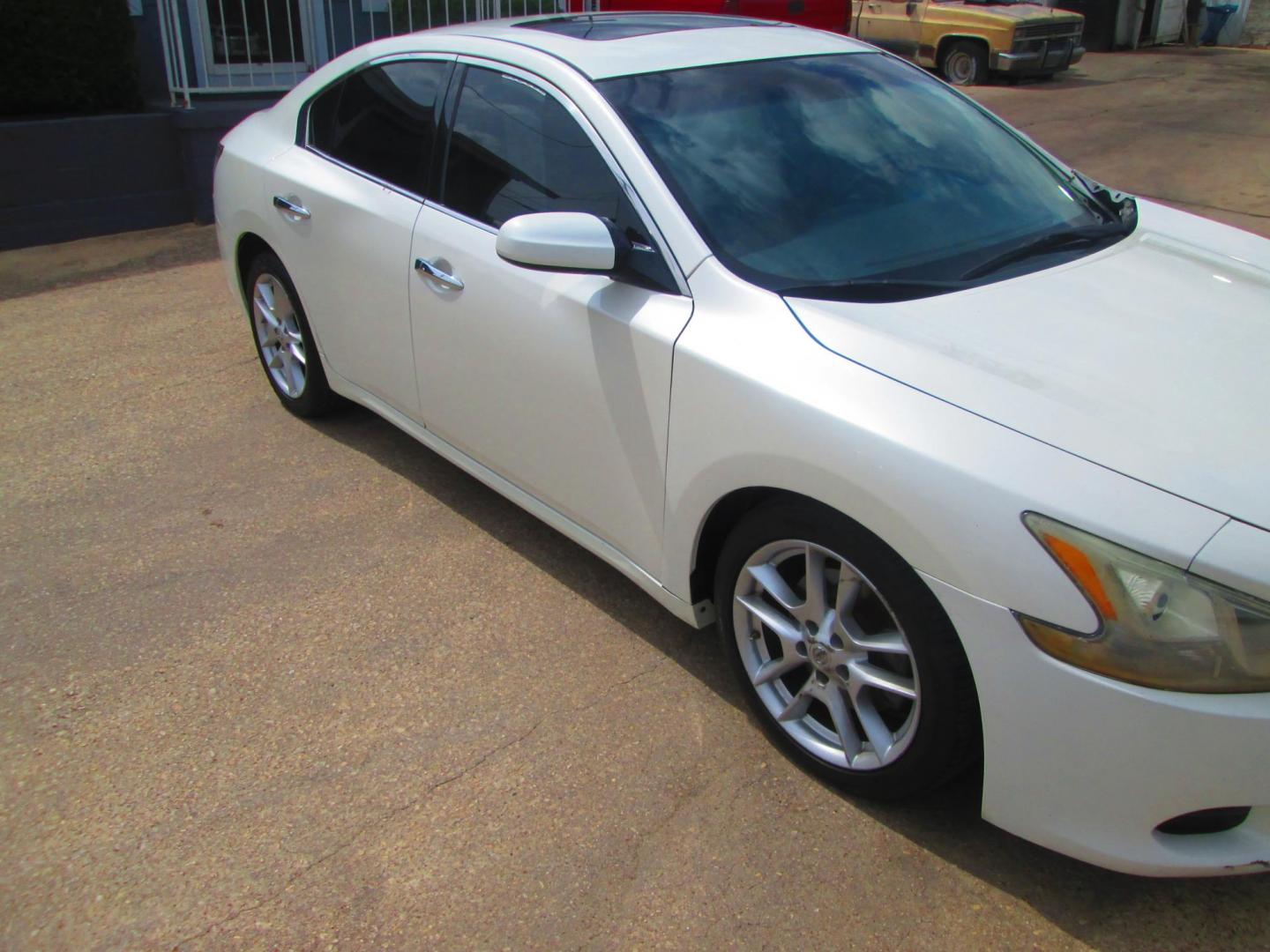 2014 WHITE Nissan Maxima SV (1N4AA5AP1EC) with an 3.5L V6 DOHC 24V engine, Continuously Variable Transmission transmission, located at 1815 NE 28th St., Fort Worth, TX, 76106, (817) 625-6251, 32.795582, -97.333069 - Photo#2