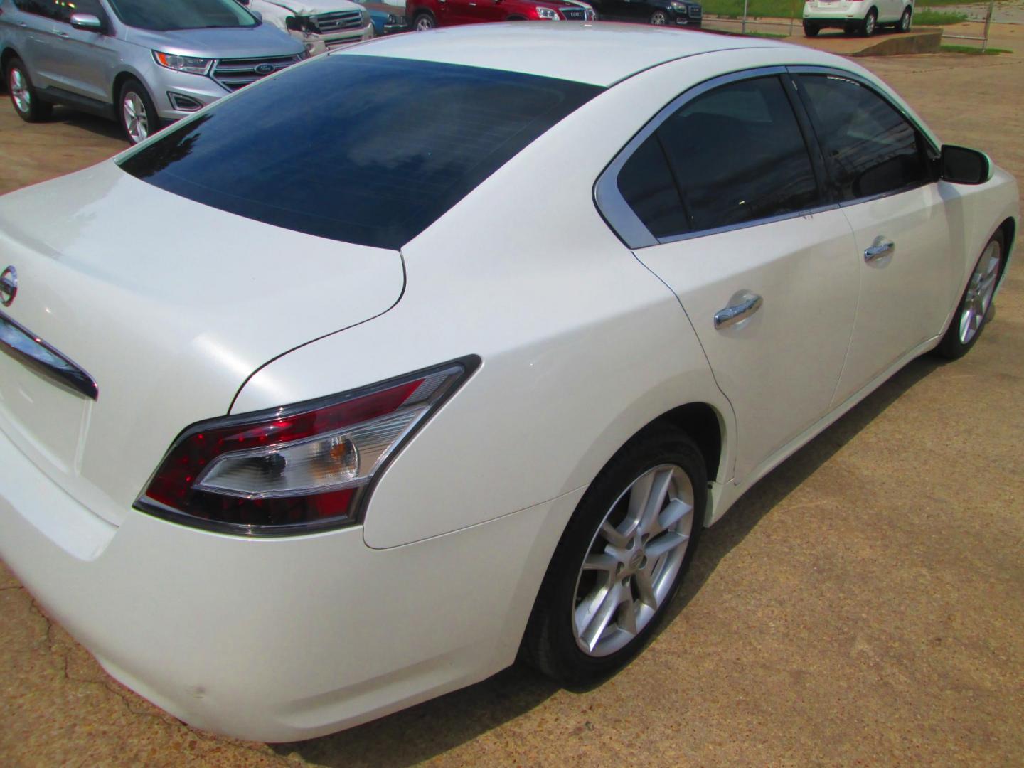 2014 WHITE Nissan Maxima SV (1N4AA5AP1EC) with an 3.5L V6 DOHC 24V engine, Continuously Variable Transmission transmission, located at 1815 NE 28th St., Fort Worth, TX, 76106, (817) 625-6251, 32.795582, -97.333069 - Photo#4