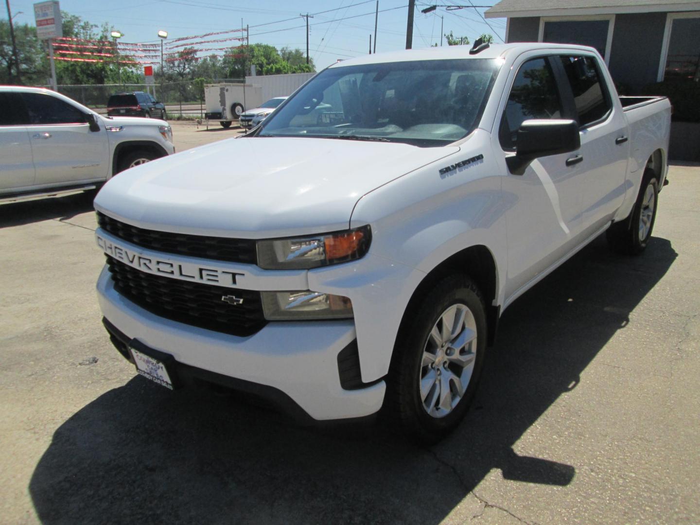 2020 WHITE Chevrolet Silverado 1500 Custom Crew Cab Short Box 2WD (3GCPWBEK1LG) with an 2.7L L4 DOHC 16V TURBO engine, 6A transmission, located at 1815 NE 28th St., Fort Worth, TX, 76106, (817) 625-6251, 32.795582, -97.333069 - Photo#0