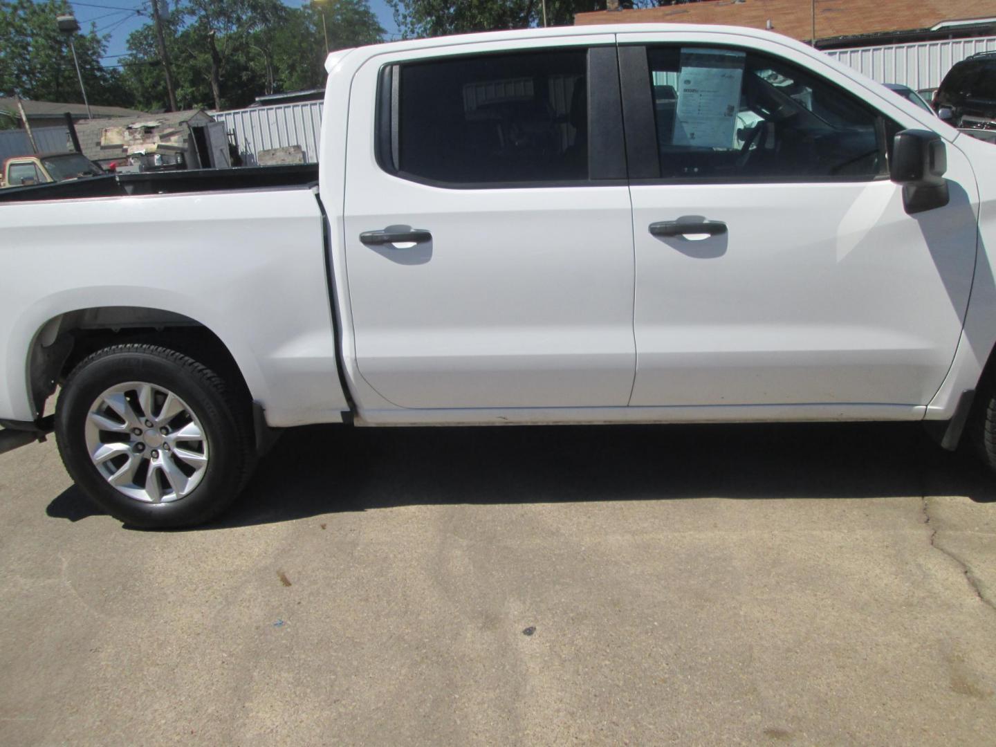 2020 WHITE Chevrolet Silverado 1500 Custom Crew Cab Short Box 2WD (3GCPWBEK1LG) with an 2.7L L4 DOHC 16V TURBO engine, 6A transmission, located at 1815 NE 28th St., Fort Worth, TX, 76106, (817) 625-6251, 32.795582, -97.333069 - Photo#2