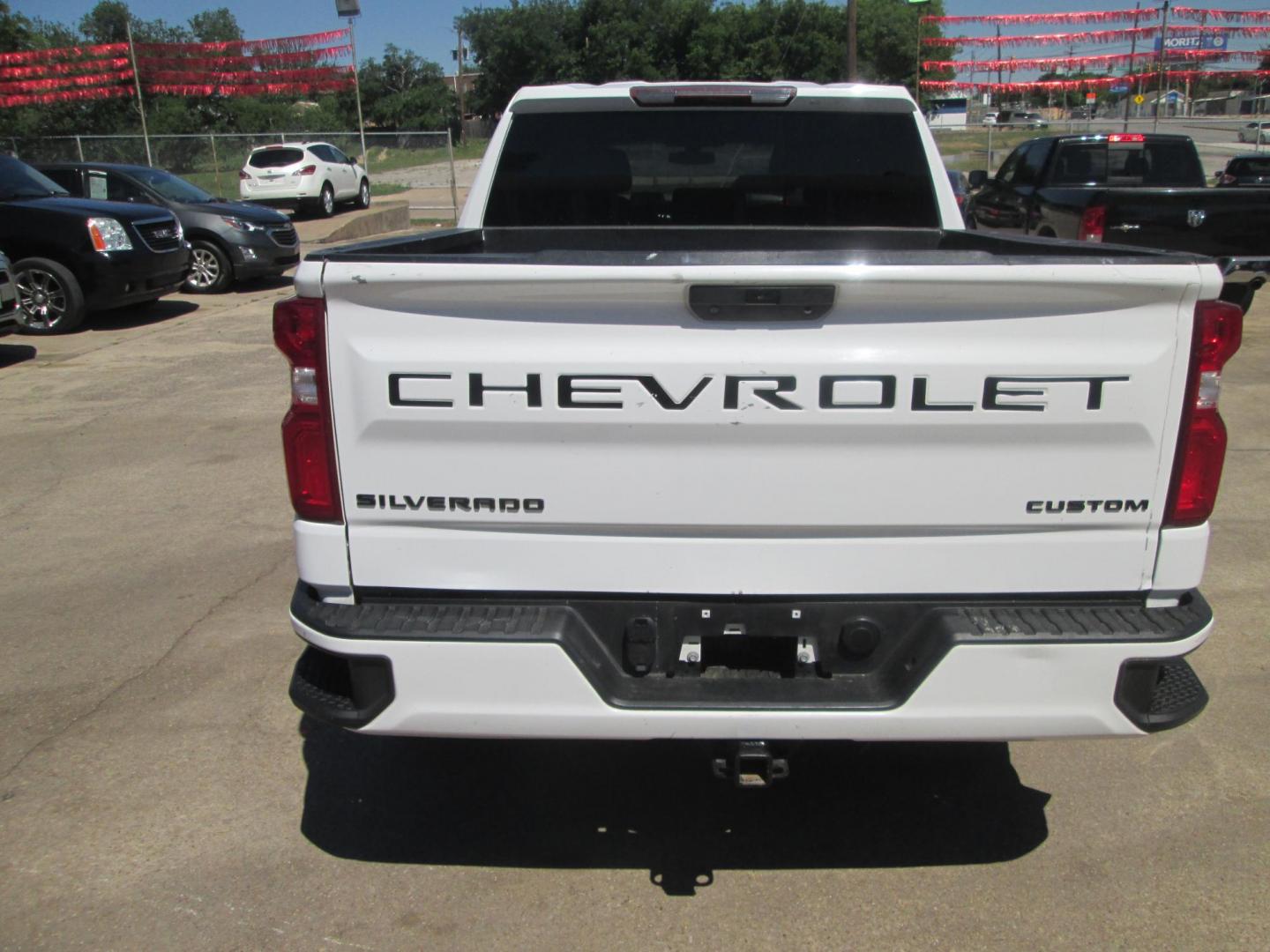 2020 WHITE Chevrolet Silverado 1500 Custom Crew Cab Short Box 2WD (3GCPWBEK1LG) with an 2.7L L4 DOHC 16V TURBO engine, 6A transmission, located at 1815 NE 28th St., Fort Worth, TX, 76106, (817) 625-6251, 32.795582, -97.333069 - Photo#4
