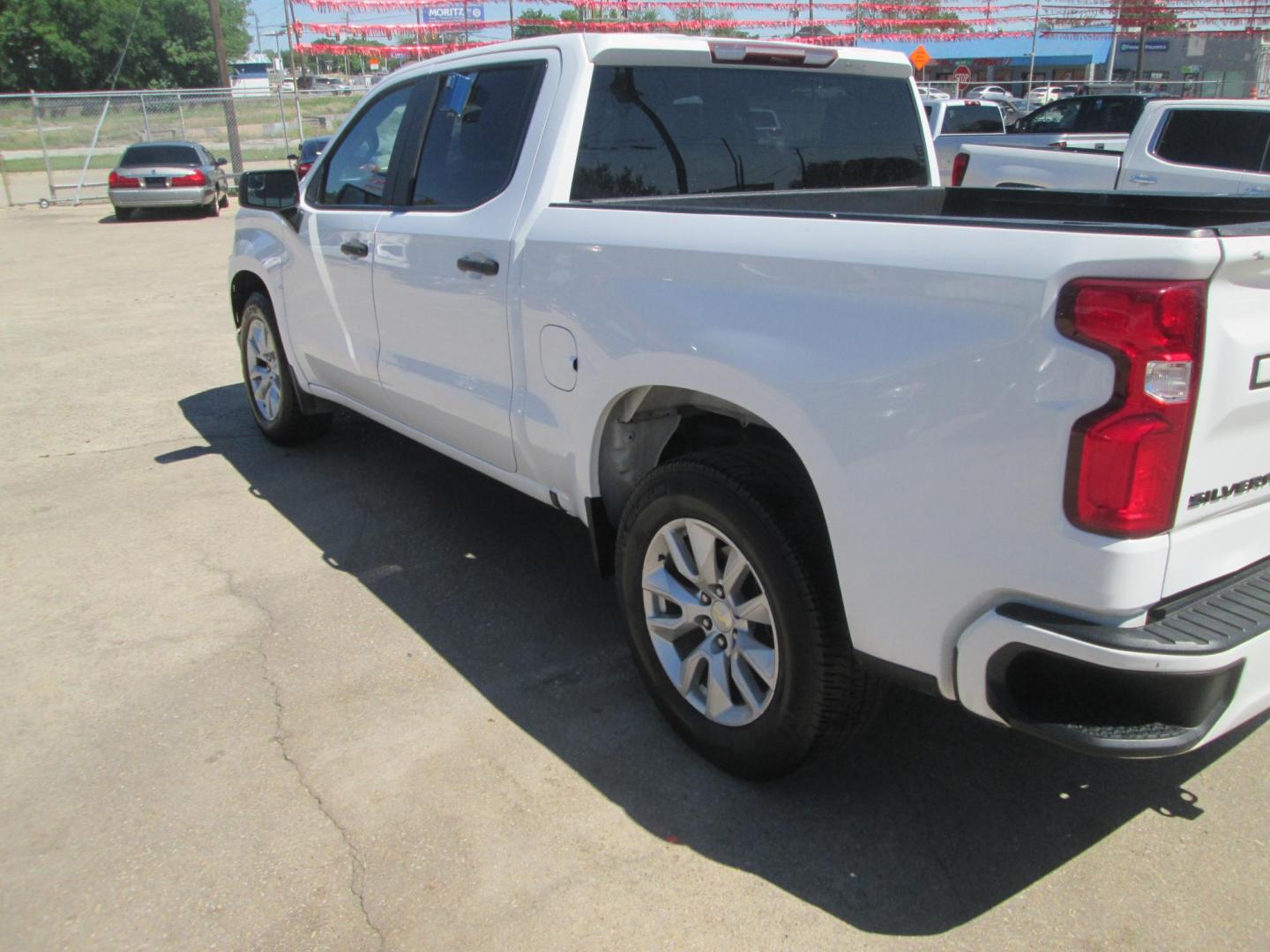 2020 WHITE Chevrolet Silverado 1500 Custom Crew Cab Short Box 2WD (3GCPWBEK1LG) with an 2.7L L4 DOHC 16V TURBO engine, 6A transmission, located at 1815 NE 28th St., Fort Worth, TX, 76106, (817) 625-6251, 32.795582, -97.333069 - Photo#7