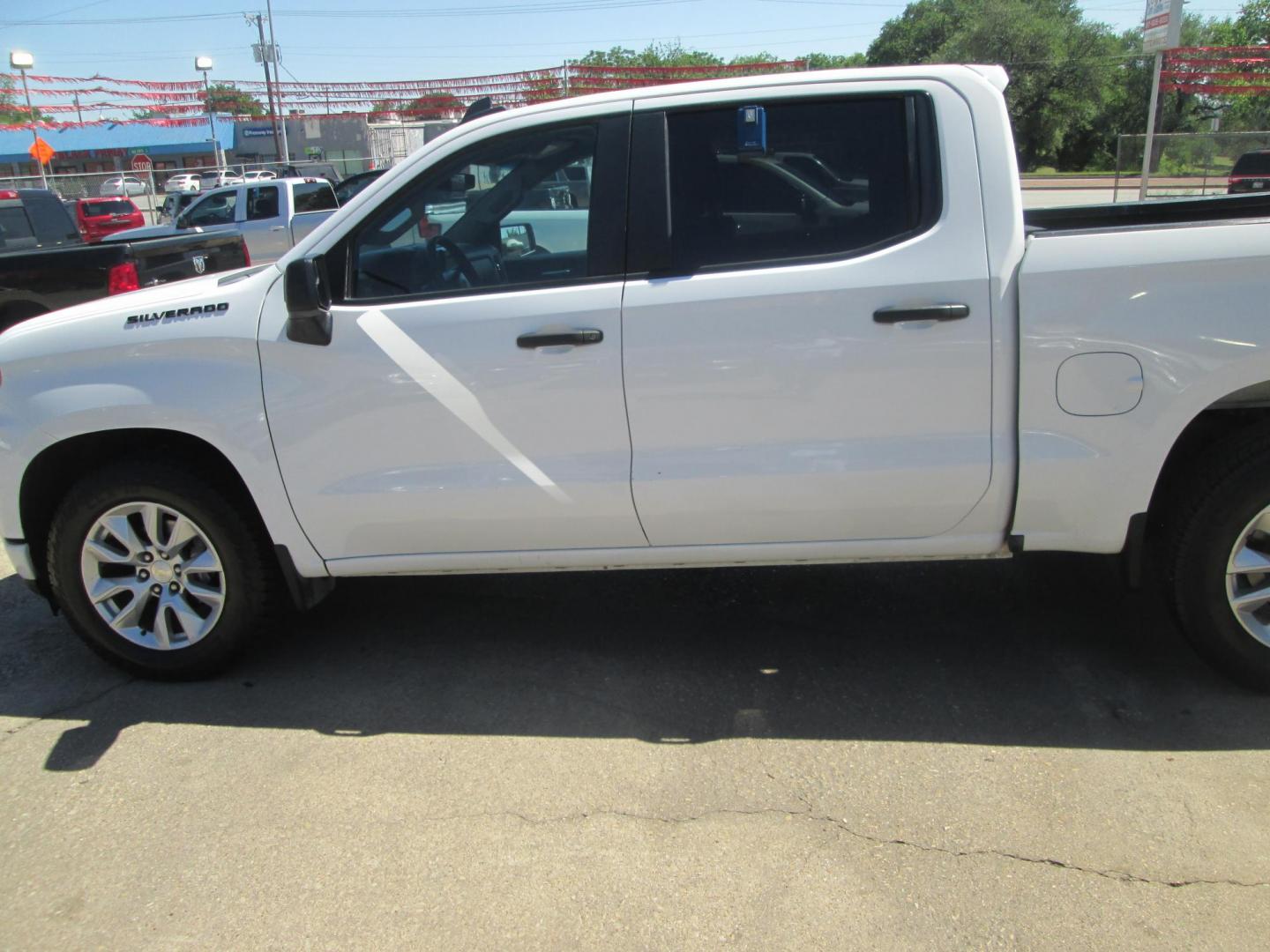 2020 WHITE Chevrolet Silverado 1500 Custom Crew Cab Short Box 2WD (3GCPWBEK1LG) with an 2.7L L4 DOHC 16V TURBO engine, 6A transmission, located at 1815 NE 28th St., Fort Worth, TX, 76106, (817) 625-6251, 32.795582, -97.333069 - Photo#9