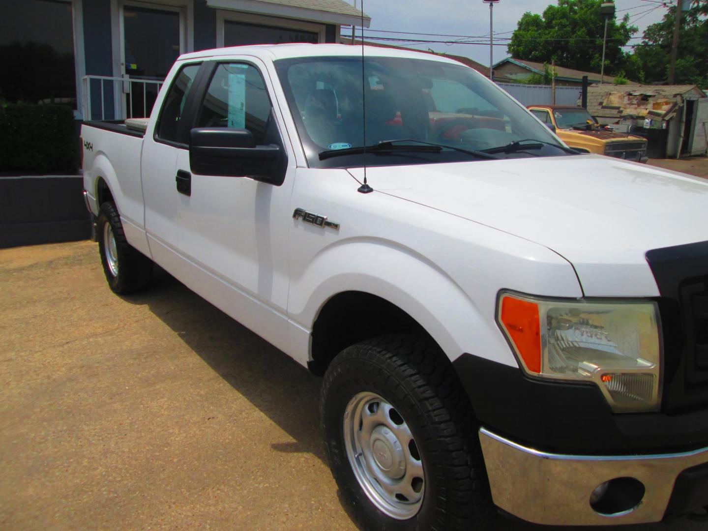 2014 WHITE Ford F-150 FX4 SuperCab 6.5-ft. Bed 4WD (1FTFX1EF6EK) with an 5.0L V8 engine, 6-Speed Automatic transmission, located at 1815 NE 28th St., Fort Worth, TX, 76106, (817) 625-6251, 32.795582, -97.333069 - Photo#2