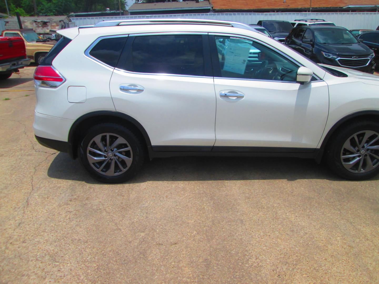 2016 WHITE Nissan Rogue S 2WD (5N1AT2MT2GC) with an 2.5L L4 DOHC 16V engine, CVT transmission, located at 1815 NE 28th St., Fort Worth, TX, 76106, (817) 625-6251, 32.795582, -97.333069 - Photo#3