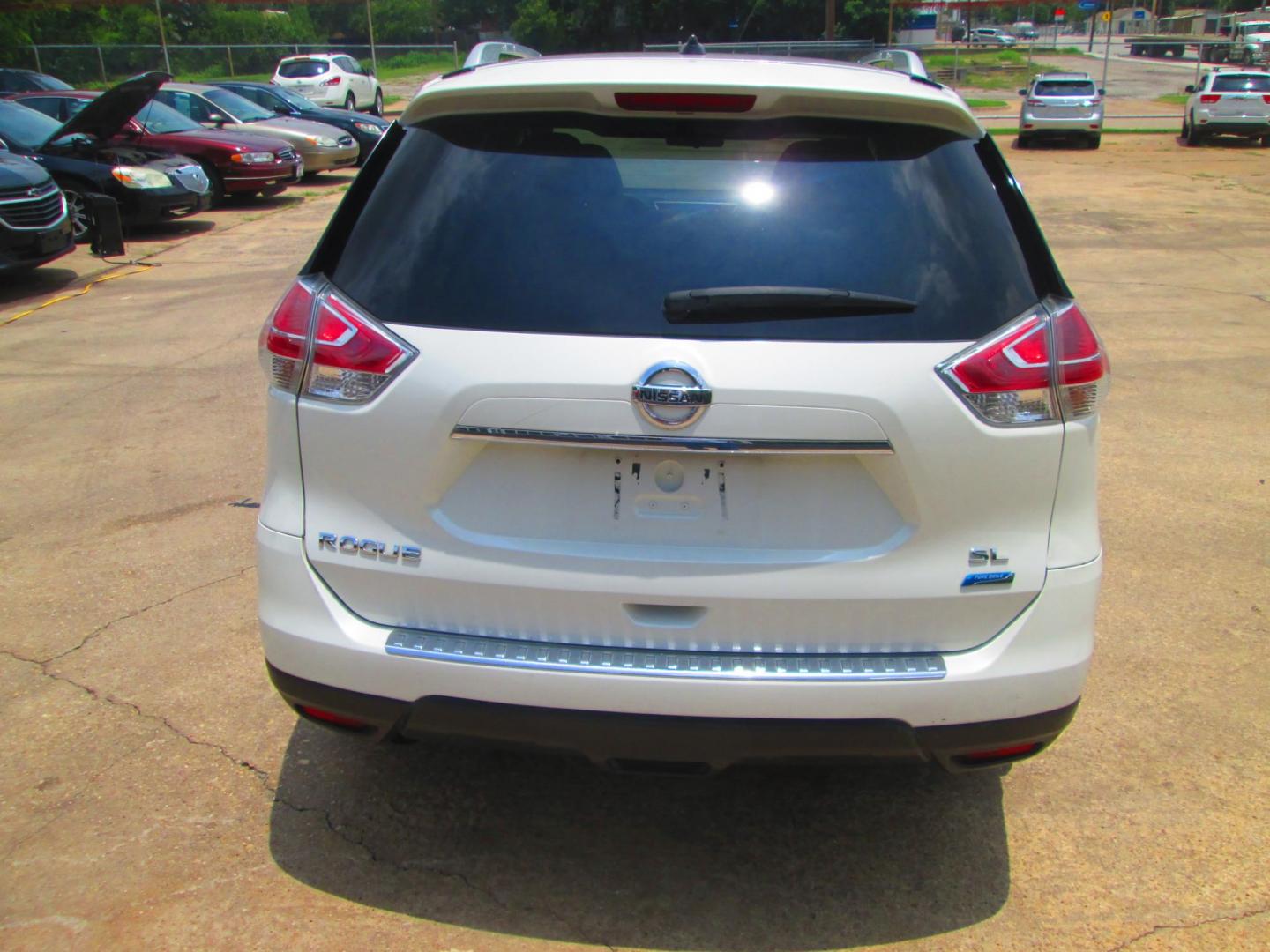 2016 WHITE Nissan Rogue S 2WD (5N1AT2MT2GC) with an 2.5L L4 DOHC 16V engine, CVT transmission, located at 1815 NE 28th St., Fort Worth, TX, 76106, (817) 625-6251, 32.795582, -97.333069 - Photo#5