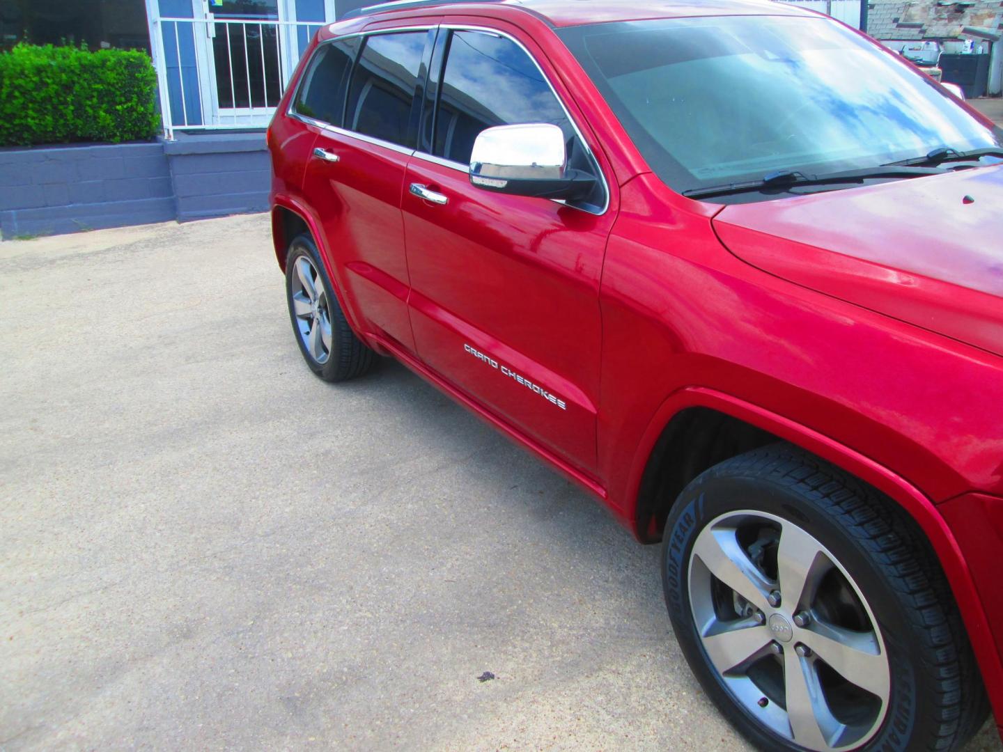 2015 RED Jeep Grand Cherokee Overland 4WD (1C4RJFCG7FC) with an 3.6L V6 DOHC 24V engine, 8-Speed Automatic transmission, located at 1815 NE 28th St., Fort Worth, TX, 76106, (817) 625-6251, 32.795582, -97.333069 - Photo#2