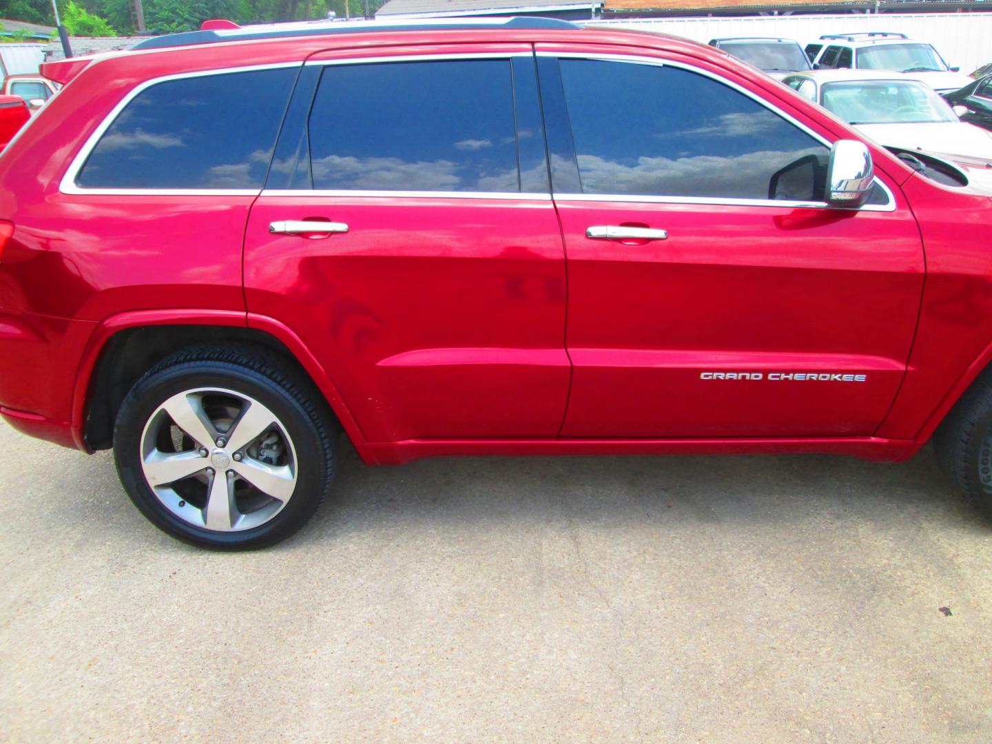 2015 RED Jeep Grand Cherokee Overland 4WD (1C4RJFCG7FC) with an 3.6L V6 DOHC 24V engine, 8-Speed Automatic transmission, located at 1815 NE 28th St., Fort Worth, TX, 76106, (817) 625-6251, 32.795582, -97.333069 - Photo#3