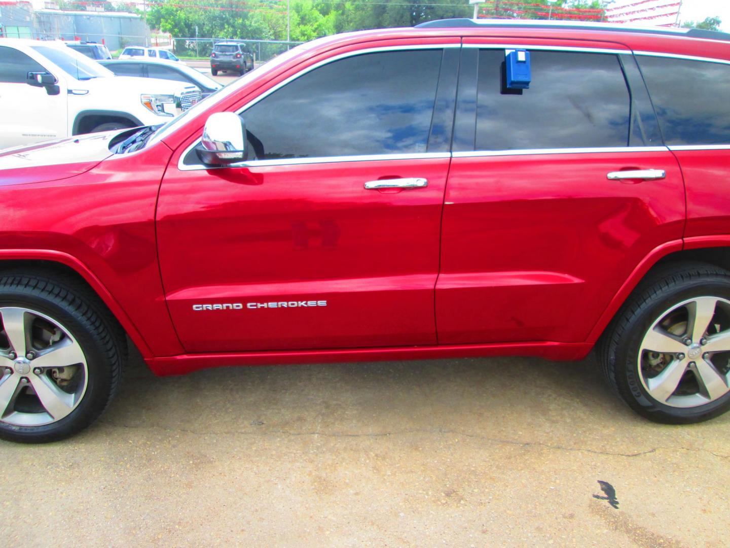 2015 RED Jeep Grand Cherokee Overland 4WD (1C4RJFCG7FC) with an 3.6L V6 DOHC 24V engine, 8-Speed Automatic transmission, located at 1815 NE 28th St., Fort Worth, TX, 76106, (817) 625-6251, 32.795582, -97.333069 - Photo#7