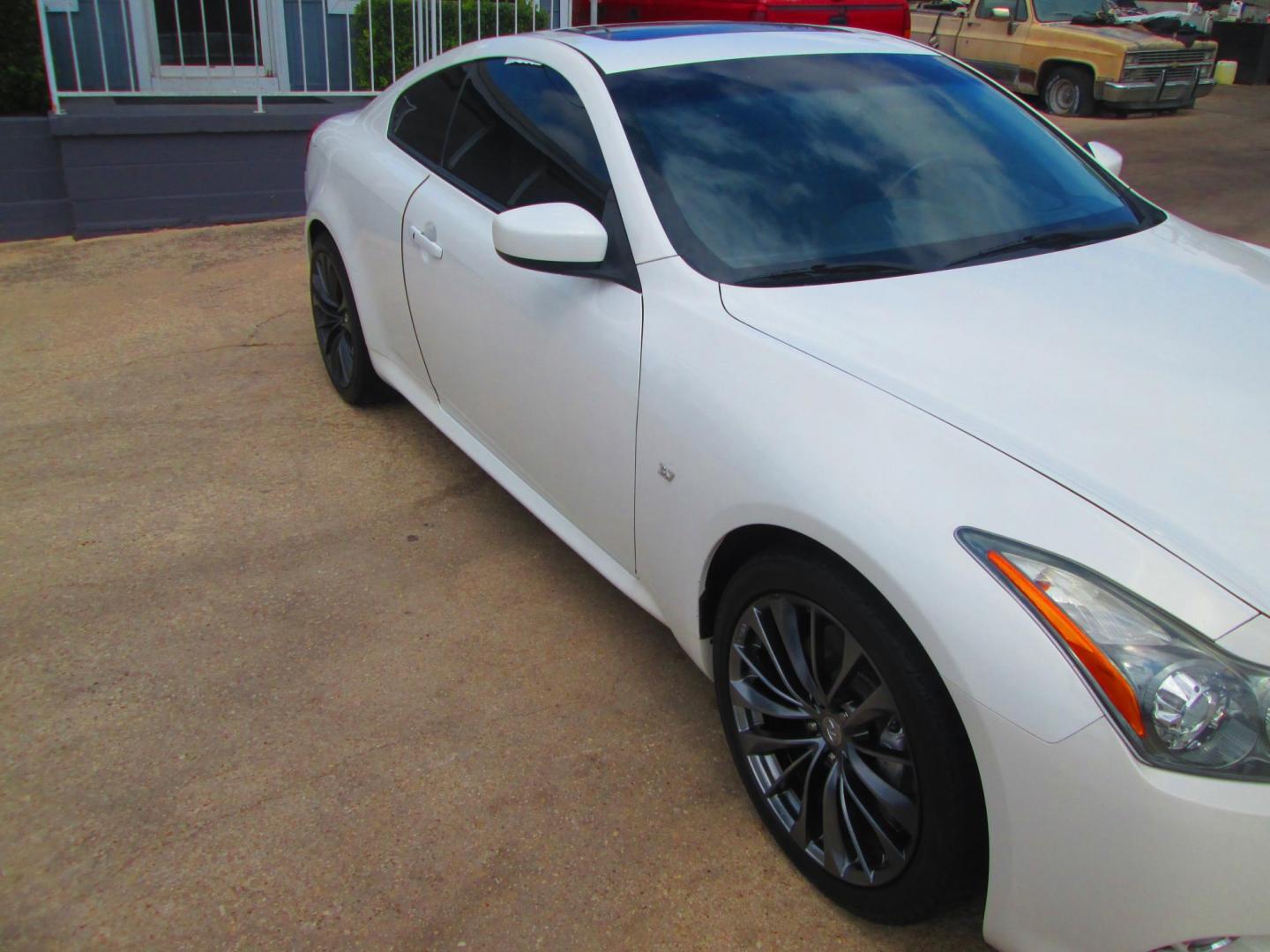2014 WHITE Infiniti Q60 Coupe AWD (JN1CV6EL6EM) with an 3.7L V6 DOHC 24V engine, 7-Speed Automatic transmission, located at 1815 NE 28th St., Fort Worth, TX, 76106, (817) 625-6251, 32.795582, -97.333069 - Photo#2