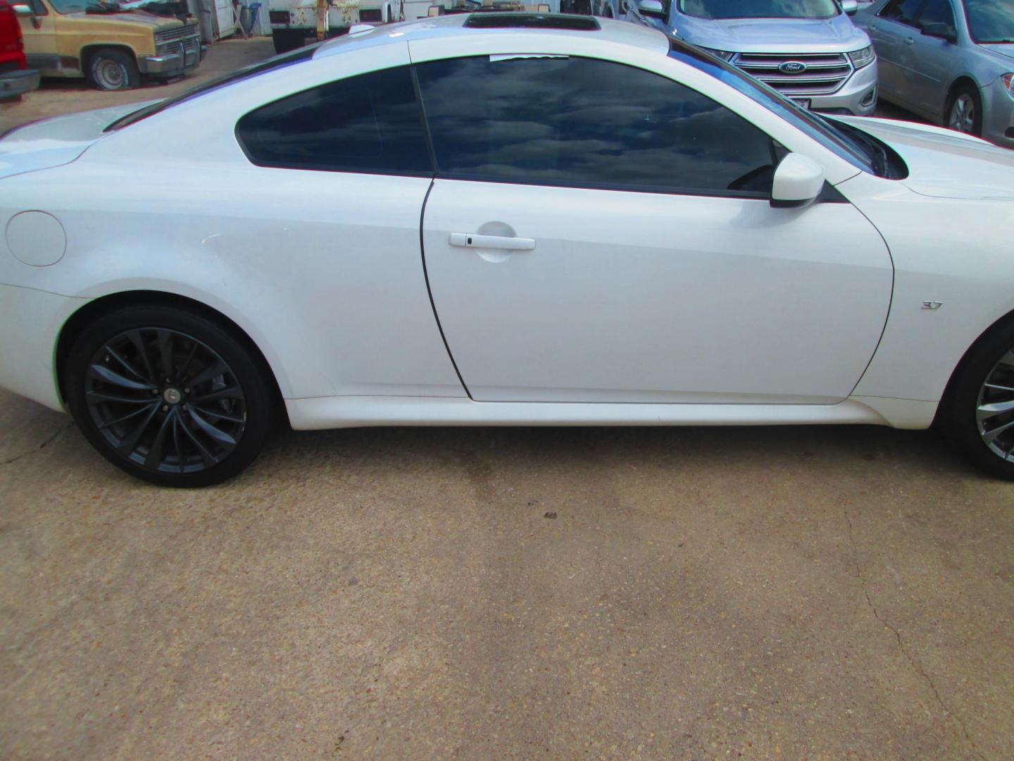 2014 WHITE Infiniti Q60 Coupe AWD (JN1CV6EL6EM) with an 3.7L V6 DOHC 24V engine, 7-Speed Automatic transmission, located at 1815 NE 28th St., Fort Worth, TX, 76106, (817) 625-6251, 32.795582, -97.333069 - Photo#3