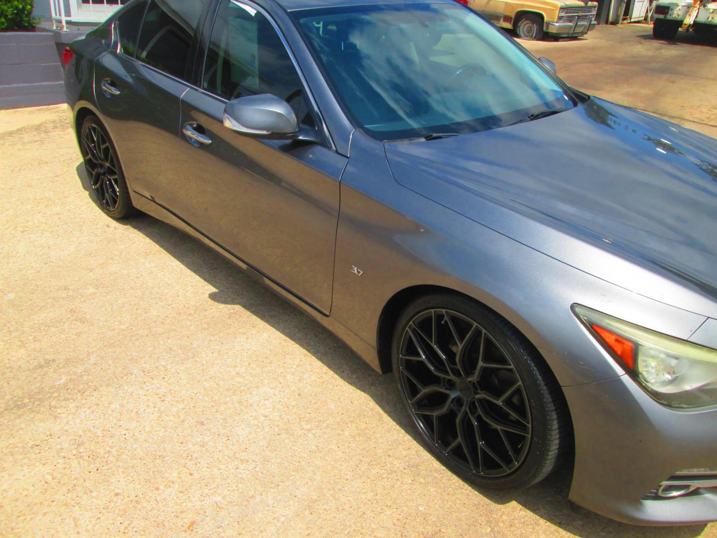 2014 GRAY Infiniti Q50 Premium (JN1BV7AP3EM) with an 3.7L V6 DOHC 24V HYBRID engine, 7-Speed Automatic transmission, located at 1815 NE 28th St., Fort Worth, TX, 76106, (817) 625-6251, 32.795582, -97.333069 - Photo#2