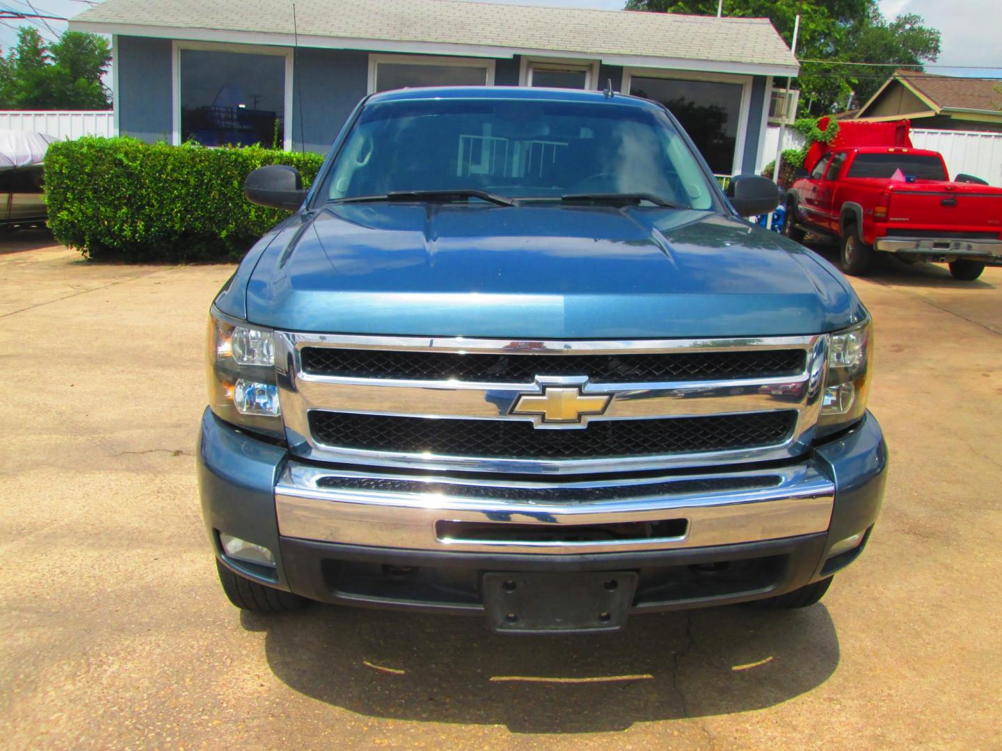 2010 BLUE Chevrolet Silverado 1500 LT1 Crew Cab 4WD (3GCRKSE31AG) with an 5.3L V8 OHV 16V FFV engine, 4-Speed Automatic transmission, located at 1815 NE 28th St., Fort Worth, TX, 76106, (817) 625-6251, 32.795582, -97.333069 - Photo#1