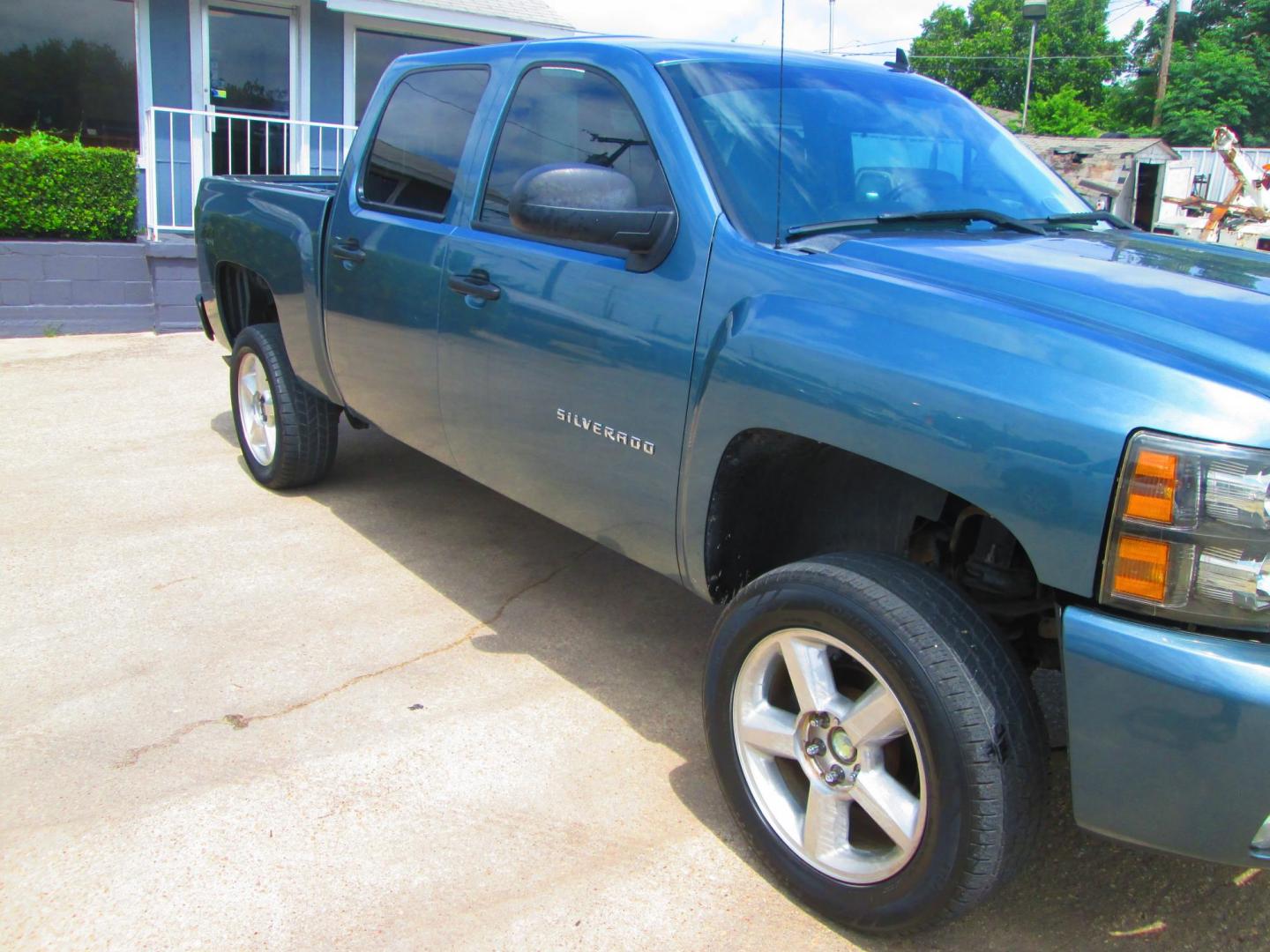 2010 BLUE Chevrolet Silverado 1500 LT1 Crew Cab 4WD (3GCRKSE31AG) with an 5.3L V8 OHV 16V FFV engine, 4-Speed Automatic transmission, located at 1815 NE 28th St., Fort Worth, TX, 76106, (817) 625-6251, 32.795582, -97.333069 - Photo#2