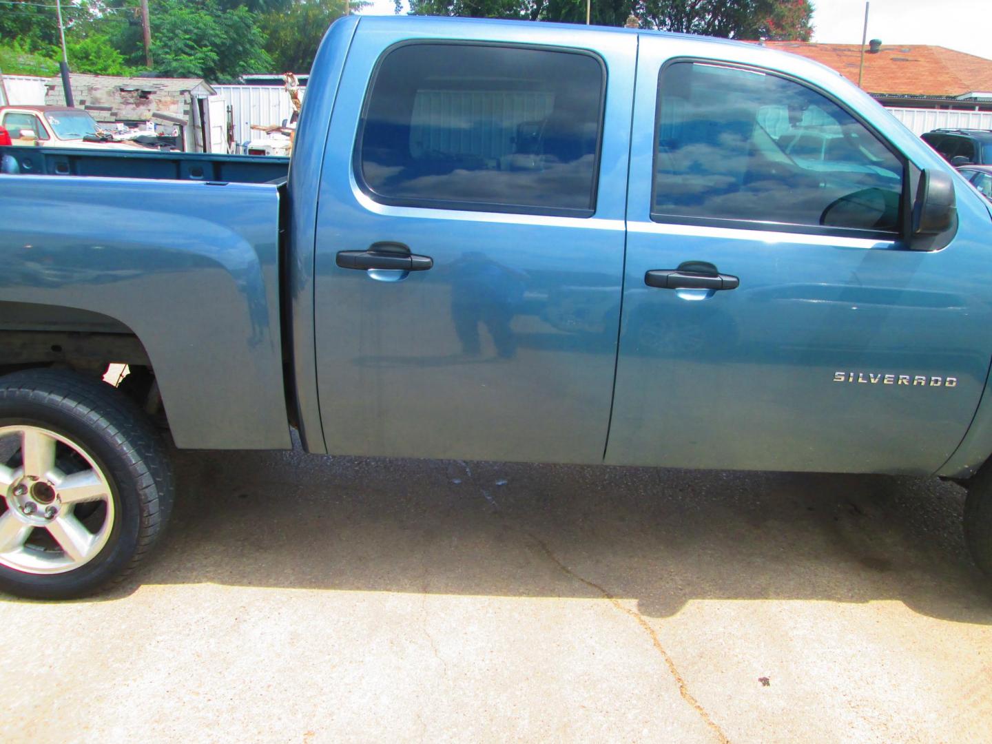 2010 BLUE Chevrolet Silverado 1500 LT1 Crew Cab 4WD (3GCRKSE31AG) with an 5.3L V8 OHV 16V FFV engine, 4-Speed Automatic transmission, located at 1815 NE 28th St., Fort Worth, TX, 76106, (817) 625-6251, 32.795582, -97.333069 - Photo#3