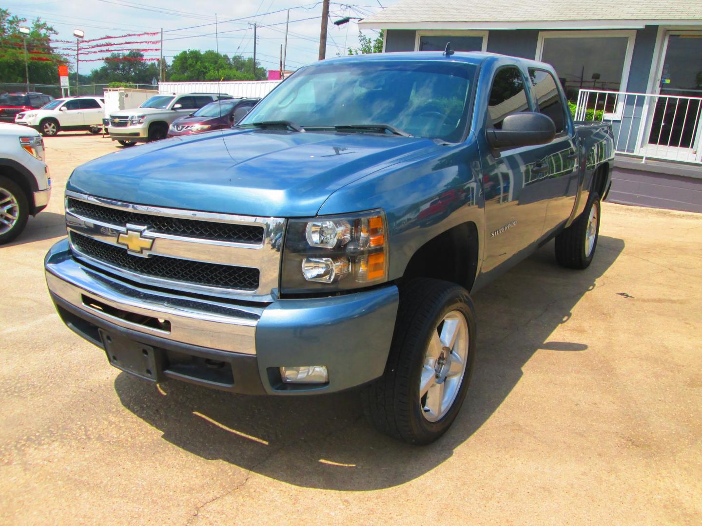 2010 BLUE Chevrolet Silverado 1500 LT1 Crew Cab 4WD (3GCRKSE31AG) with an 5.3L V8 OHV 16V FFV engine, 4-Speed Automatic transmission, located at 1815 NE 28th St., Fort Worth, TX, 76106, (817) 625-6251, 32.795582, -97.333069 - Photo#0