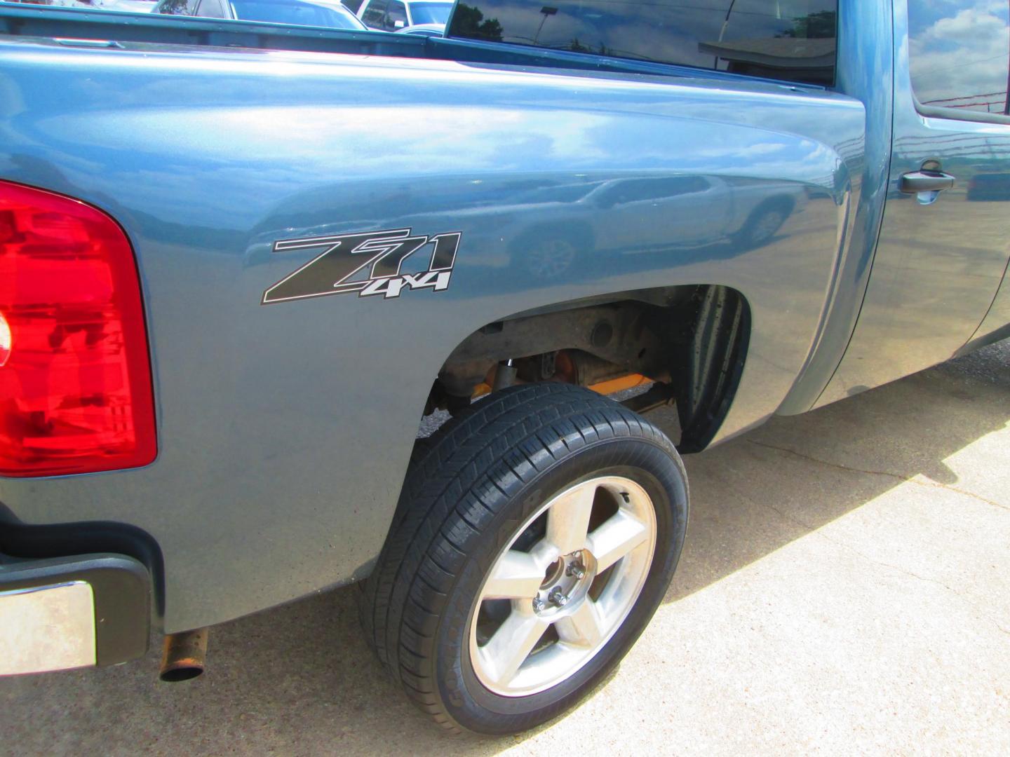 2010 BLUE Chevrolet Silverado 1500 LT1 Crew Cab 4WD (3GCRKSE31AG) with an 5.3L V8 OHV 16V FFV engine, 4-Speed Automatic transmission, located at 1815 NE 28th St., Fort Worth, TX, 76106, (817) 625-6251, 32.795582, -97.333069 - Photo#4