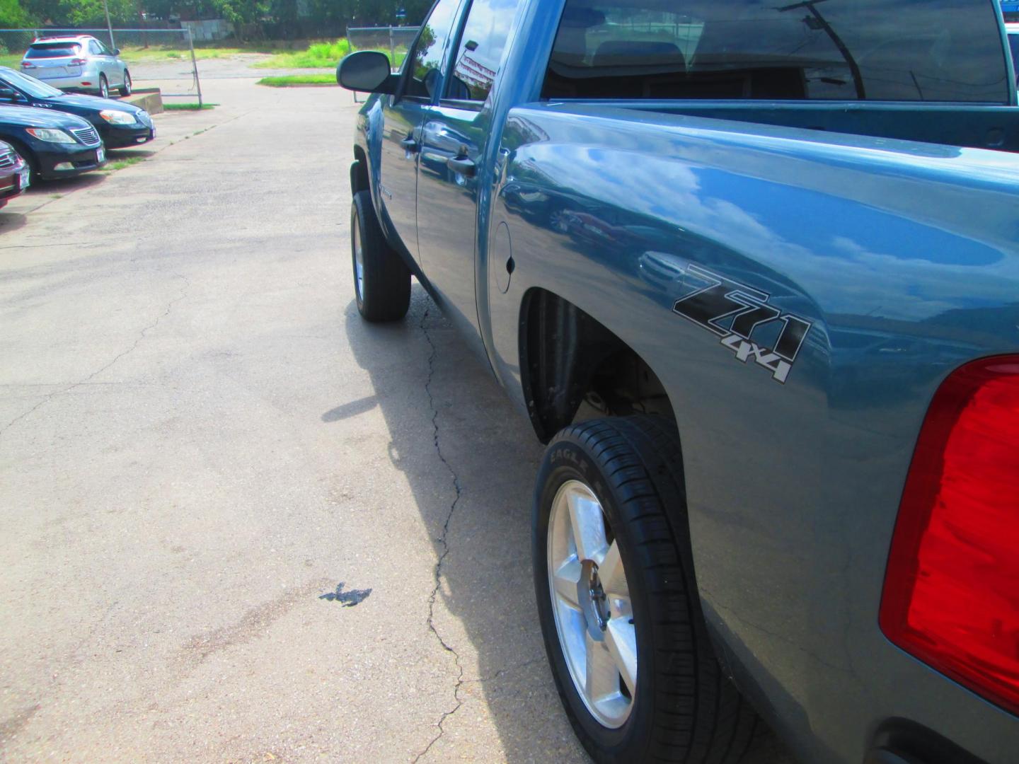 2010 BLUE Chevrolet Silverado 1500 LT1 Crew Cab 4WD (3GCRKSE31AG) with an 5.3L V8 OHV 16V FFV engine, 4-Speed Automatic transmission, located at 1815 NE 28th St., Fort Worth, TX, 76106, (817) 625-6251, 32.795582, -97.333069 - Photo#7