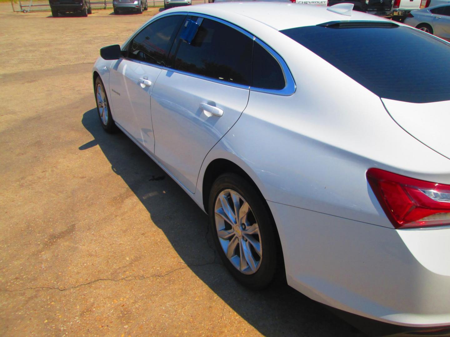 2020 WHITE Chevrolet Malibu LT (1G1ZD5ST8LF) with an 1.5L L4 DOHC 16V engine, 6A transmission, located at 1815 NE 28th St., Fort Worth, TX, 76106, (817) 625-6251, 32.795582, -97.333069 - Photo#6