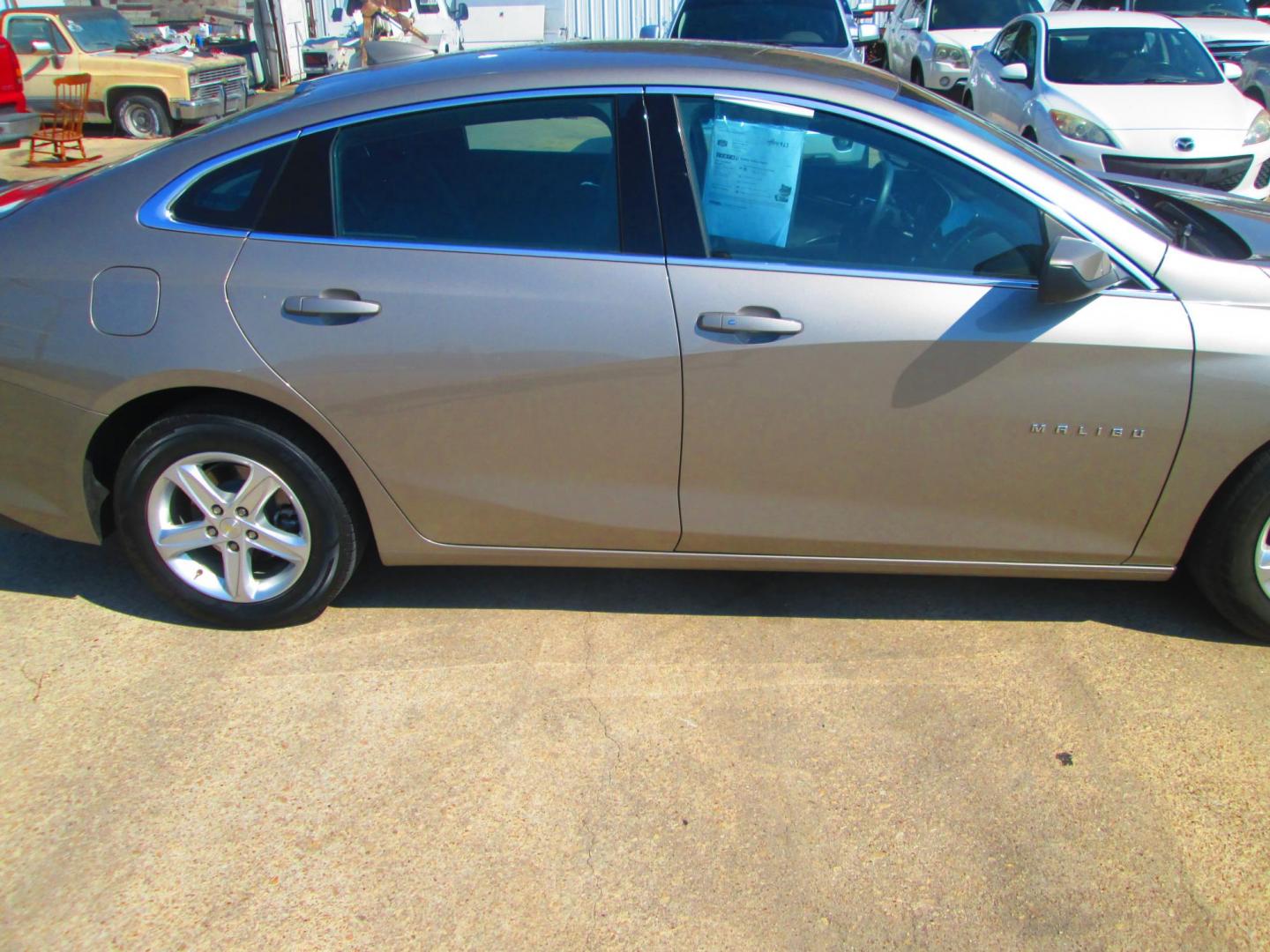 2022 GOLD Chevrolet Malibu LT (1G1ZD5ST3NF) with an 1.5L L4 DOHC 16V engine, 6A transmission, located at 1815 NE 28th St., Fort Worth, TX, 76106, (817) 625-6251, 32.795582, -97.333069 - Photo#3