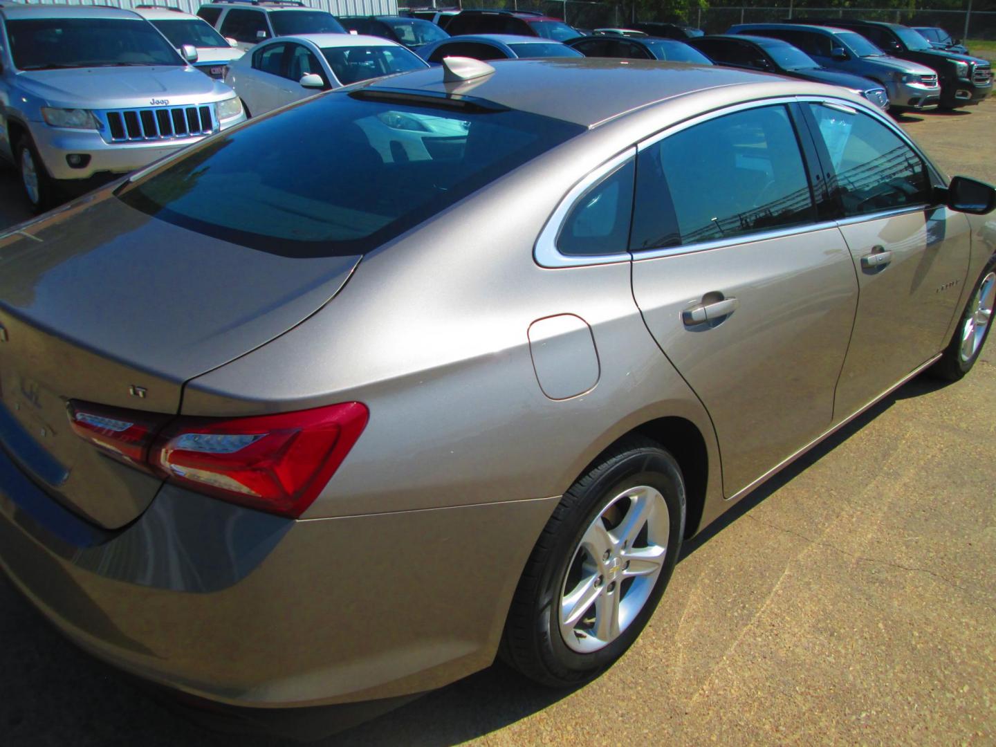 2022 GOLD Chevrolet Malibu LT (1G1ZD5ST3NF) with an 1.5L L4 DOHC 16V engine, 6A transmission, located at 1815 NE 28th St., Fort Worth, TX, 76106, (817) 625-6251, 32.795582, -97.333069 - Photo#4