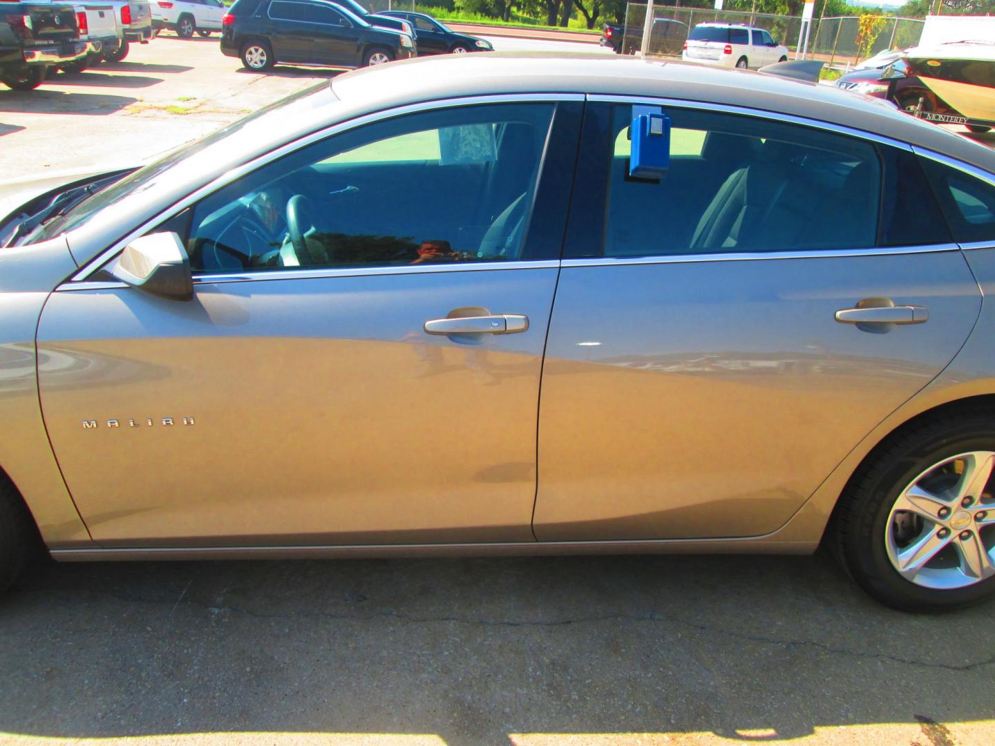 2022 GOLD Chevrolet Malibu LT (1G1ZD5ST3NF) with an 1.5L L4 DOHC 16V engine, 6A transmission, located at 1815 NE 28th St., Fort Worth, TX, 76106, (817) 625-6251, 32.795582, -97.333069 - Photo#7