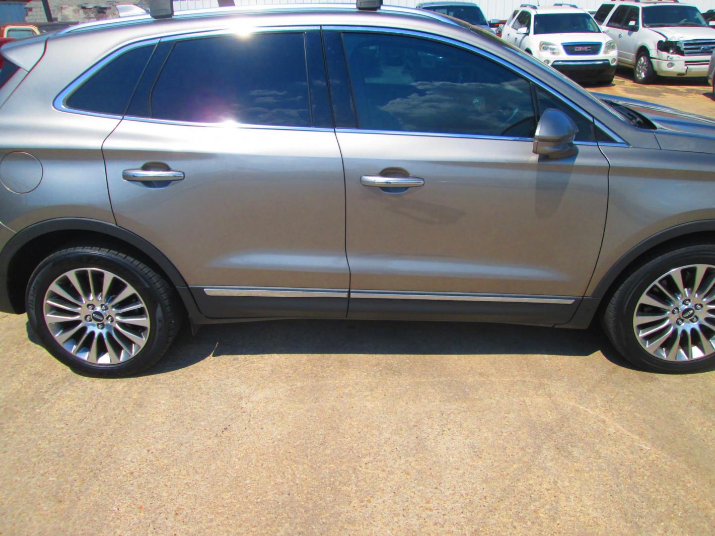 2016 GRAY Lincoln MKC Reserve AWD (5LMCJ3D94GU) with an 2.0L L4 DOHC 16V engine, 6-Speed Automatic transmission, located at 1815 NE 28th St., Fort Worth, TX, 76106, (817) 625-6251, 32.795582, -97.333069 - Photo#3