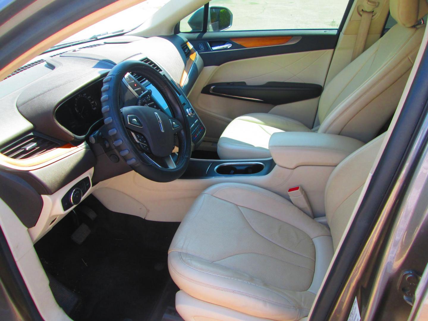 2016 GRAY Lincoln MKC Reserve AWD (5LMCJ3D94GU) with an 2.0L L4 DOHC 16V engine, 6-Speed Automatic transmission, located at 1815 NE 28th St., Fort Worth, TX, 76106, (817) 625-6251, 32.795582, -97.333069 - Photo#9