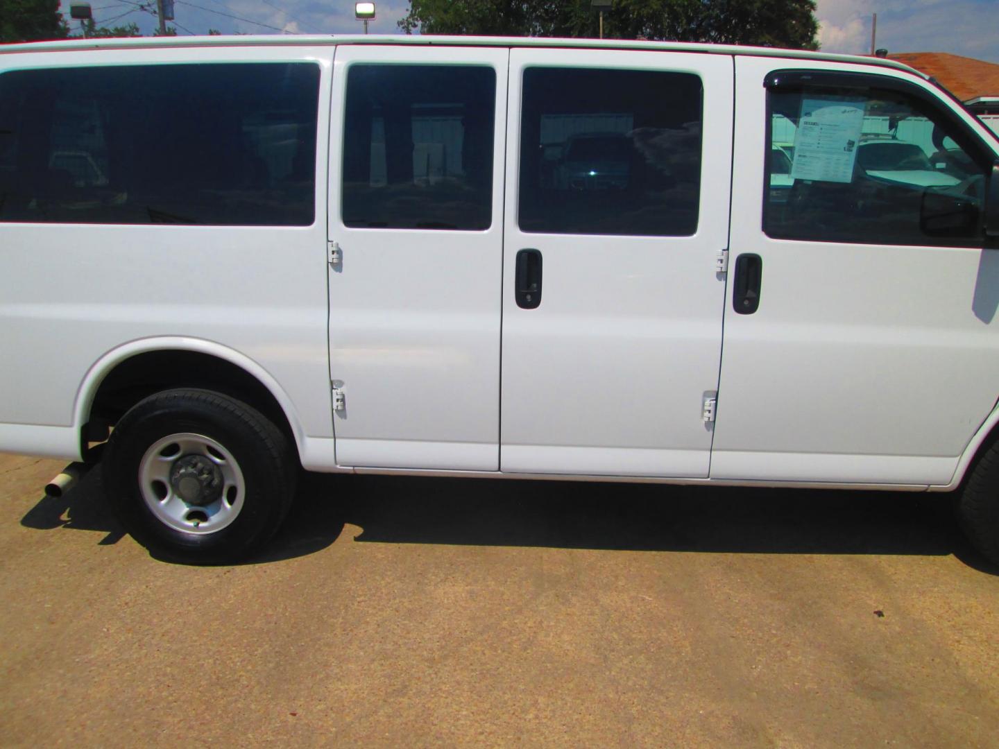 2016 WHITE Chevrolet Express LT 2500 (1GAWGFFG5G1) with an 6.0L V8 OHV 16V FFV engine, 6A transmission, located at 1815 NE 28th St., Fort Worth, TX, 76106, (817) 625-6251, 32.795582, -97.333069 - Photo#3
