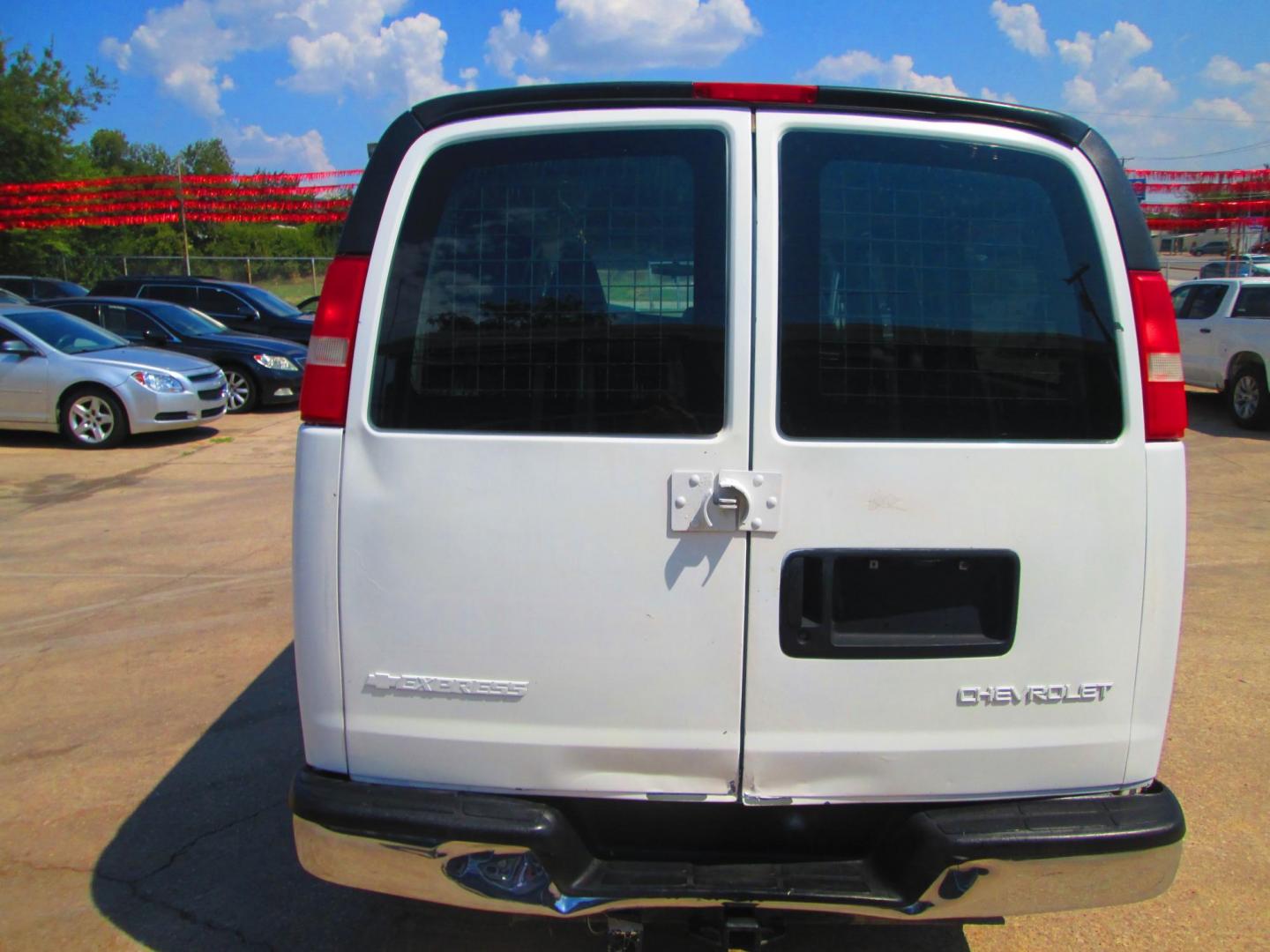 2016 WHITE Chevrolet Express LT 2500 (1GAWGFFG5G1) with an 6.0L V8 OHV 16V FFV engine, 6A transmission, located at 1815 NE 28th St., Fort Worth, TX, 76106, (817) 625-6251, 32.795582, -97.333069 - Photo#6