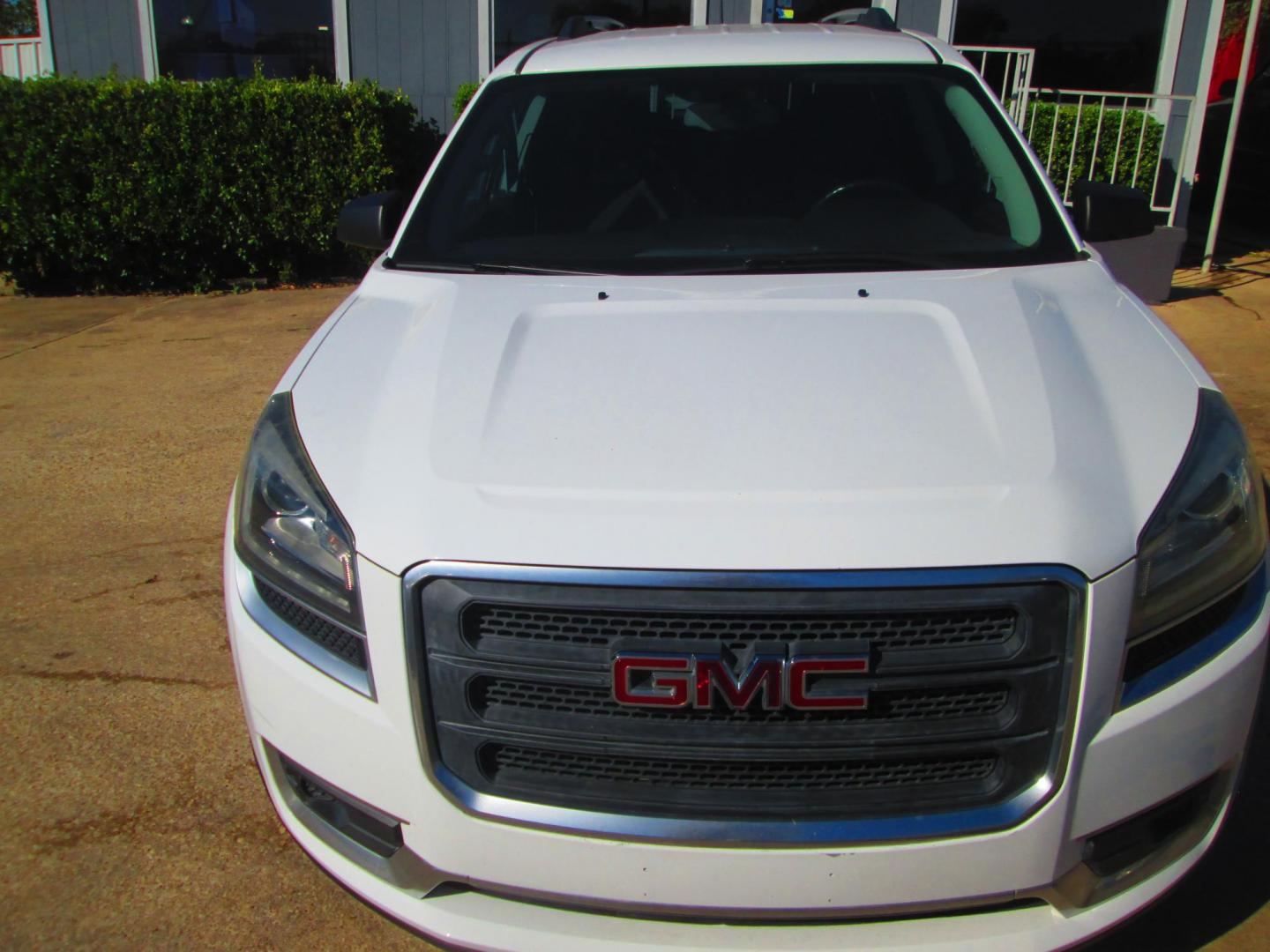 2016 WHITE GMC Acadia SLE-1 FWD (1GKKRNED1GJ) with an 3.6L V6 DOHC 24V engine, 6A transmission, located at 1815 NE 28th St., Fort Worth, TX, 76106, (817) 625-6251, 32.795582, -97.333069 - Photo#1