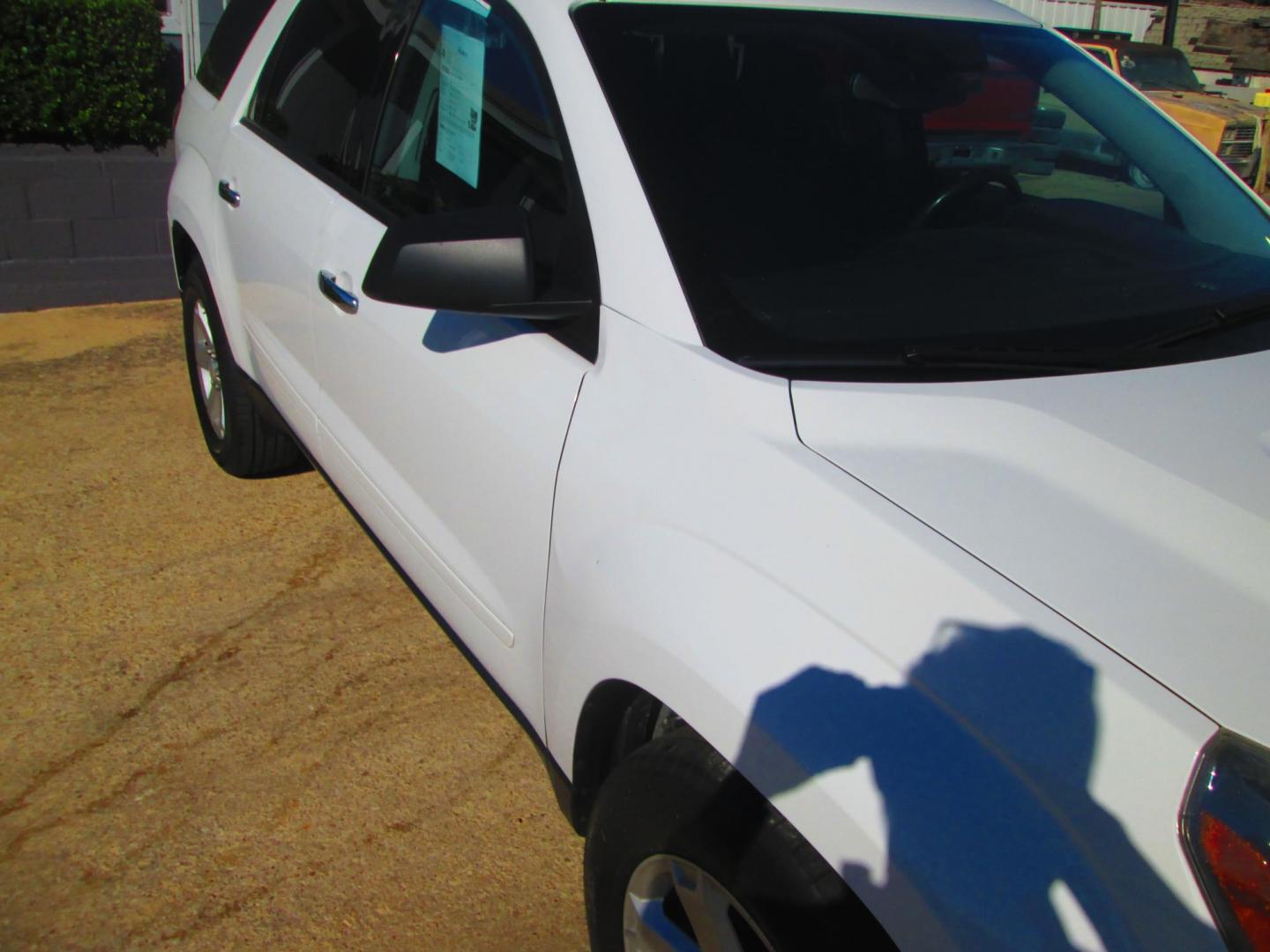 2016 WHITE GMC Acadia SLE-1 FWD (1GKKRNED1GJ) with an 3.6L V6 DOHC 24V engine, 6A transmission, located at 1815 NE 28th St., Fort Worth, TX, 76106, (817) 625-6251, 32.795582, -97.333069 - Photo#2