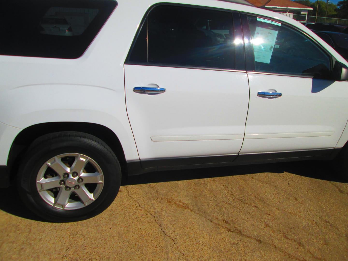2016 WHITE GMC Acadia SLE-1 FWD (1GKKRNED1GJ) with an 3.6L V6 DOHC 24V engine, 6A transmission, located at 1815 NE 28th St., Fort Worth, TX, 76106, (817) 625-6251, 32.795582, -97.333069 - Photo#3