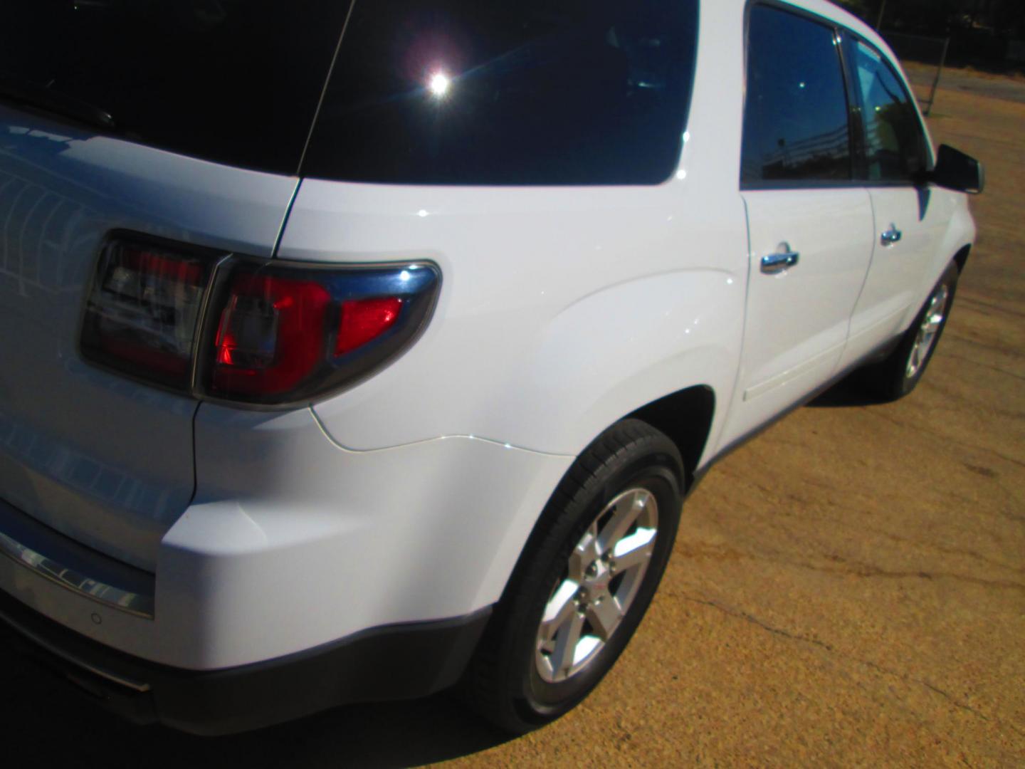 2016 WHITE GMC Acadia SLE-1 FWD (1GKKRNED1GJ) with an 3.6L V6 DOHC 24V engine, 6A transmission, located at 1815 NE 28th St., Fort Worth, TX, 76106, (817) 625-6251, 32.795582, -97.333069 - Photo#4