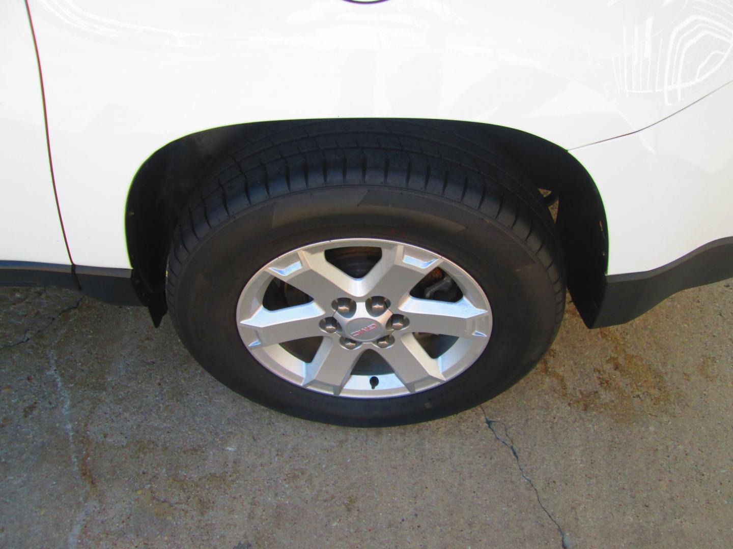 2016 WHITE GMC Acadia SLE-1 FWD (1GKKRNED1GJ) with an 3.6L V6 DOHC 24V engine, 6A transmission, located at 1815 NE 28th St., Fort Worth, TX, 76106, (817) 625-6251, 32.795582, -97.333069 - Photo#8