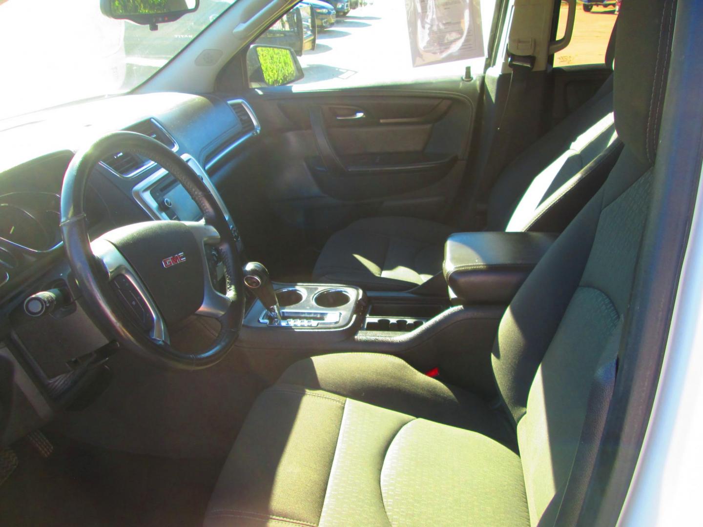 2016 WHITE GMC Acadia SLE-1 FWD (1GKKRNED1GJ) with an 3.6L V6 DOHC 24V engine, 6A transmission, located at 1815 NE 28th St., Fort Worth, TX, 76106, (817) 625-6251, 32.795582, -97.333069 - Photo#11