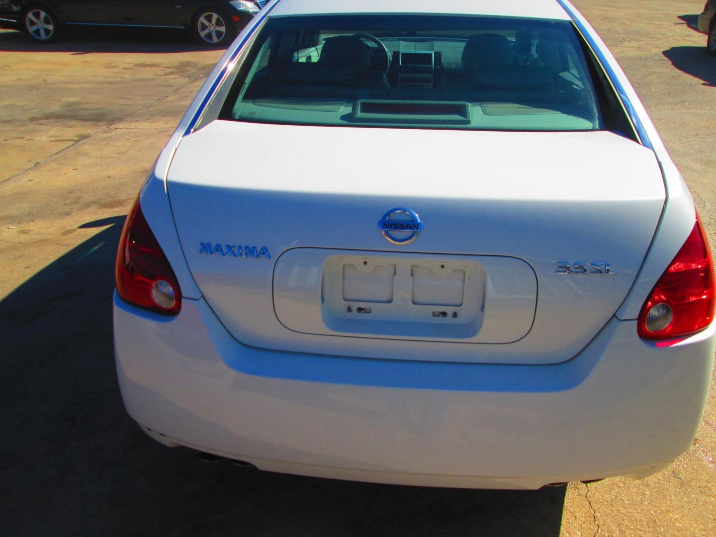 2005 WHITE Nissan Maxima SE (1N4BA41E15C) with an 3.5L V6 DOHC 24V engine, 5-Speed Automatic Overdrive transmission, located at 1815 NE 28th St., Fort Worth, TX, 76106, (817) 625-6251, 32.795582, -97.333069 - Photo#3