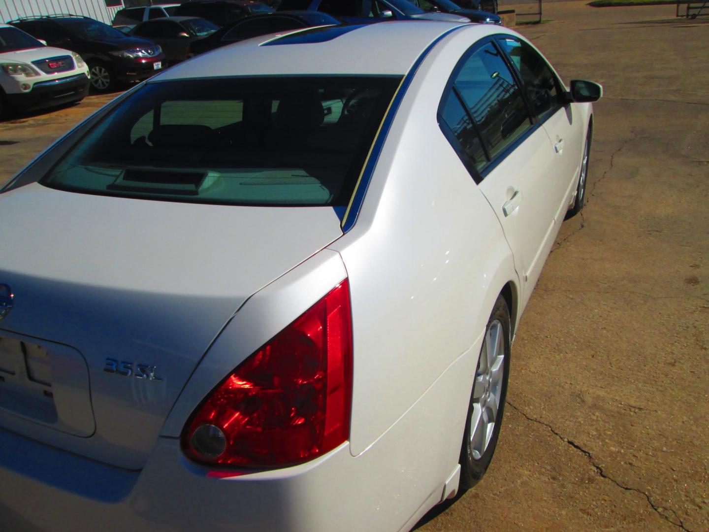 2005 WHITE Nissan Maxima SE (1N4BA41E15C) with an 3.5L V6 DOHC 24V engine, 5-Speed Automatic Overdrive transmission, located at 1815 NE 28th St., Fort Worth, TX, 76106, (817) 625-6251, 32.795582, -97.333069 - Photo#5