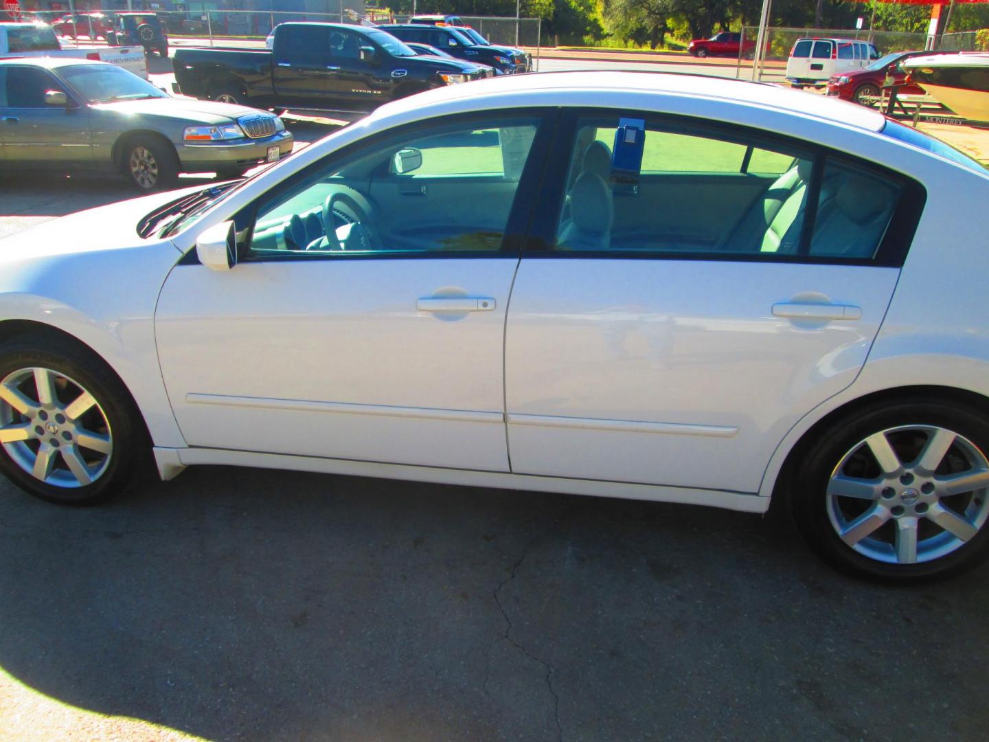 2005 WHITE Nissan Maxima SE (1N4BA41E15C) with an 3.5L V6 DOHC 24V engine, 5-Speed Automatic Overdrive transmission, located at 1815 NE 28th St., Fort Worth, TX, 76106, (817) 625-6251, 32.795582, -97.333069 - Photo#6