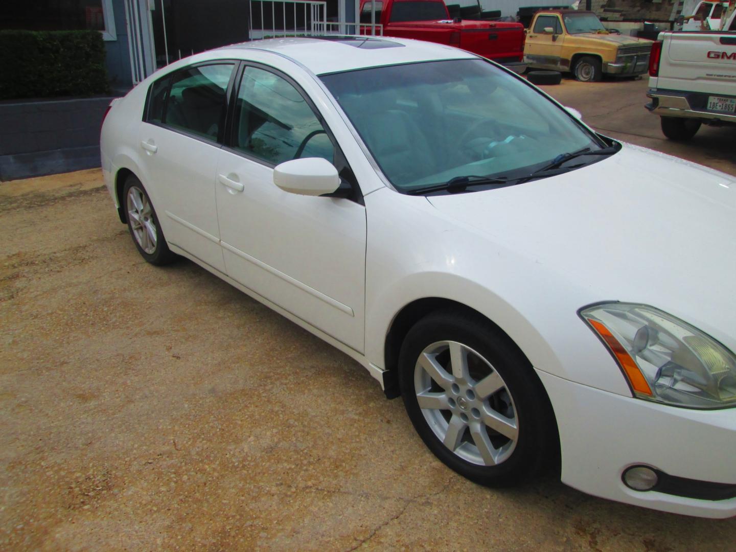 2005 WHITE Nissan Maxima SE (1N4BA41E15C) with an 3.5L V6 DOHC 24V engine, 5-Speed Automatic Overdrive transmission, located at 1815 NE 28th St., Fort Worth, TX, 76106, (817) 625-6251, 32.795582, -97.333069- Photo#2
