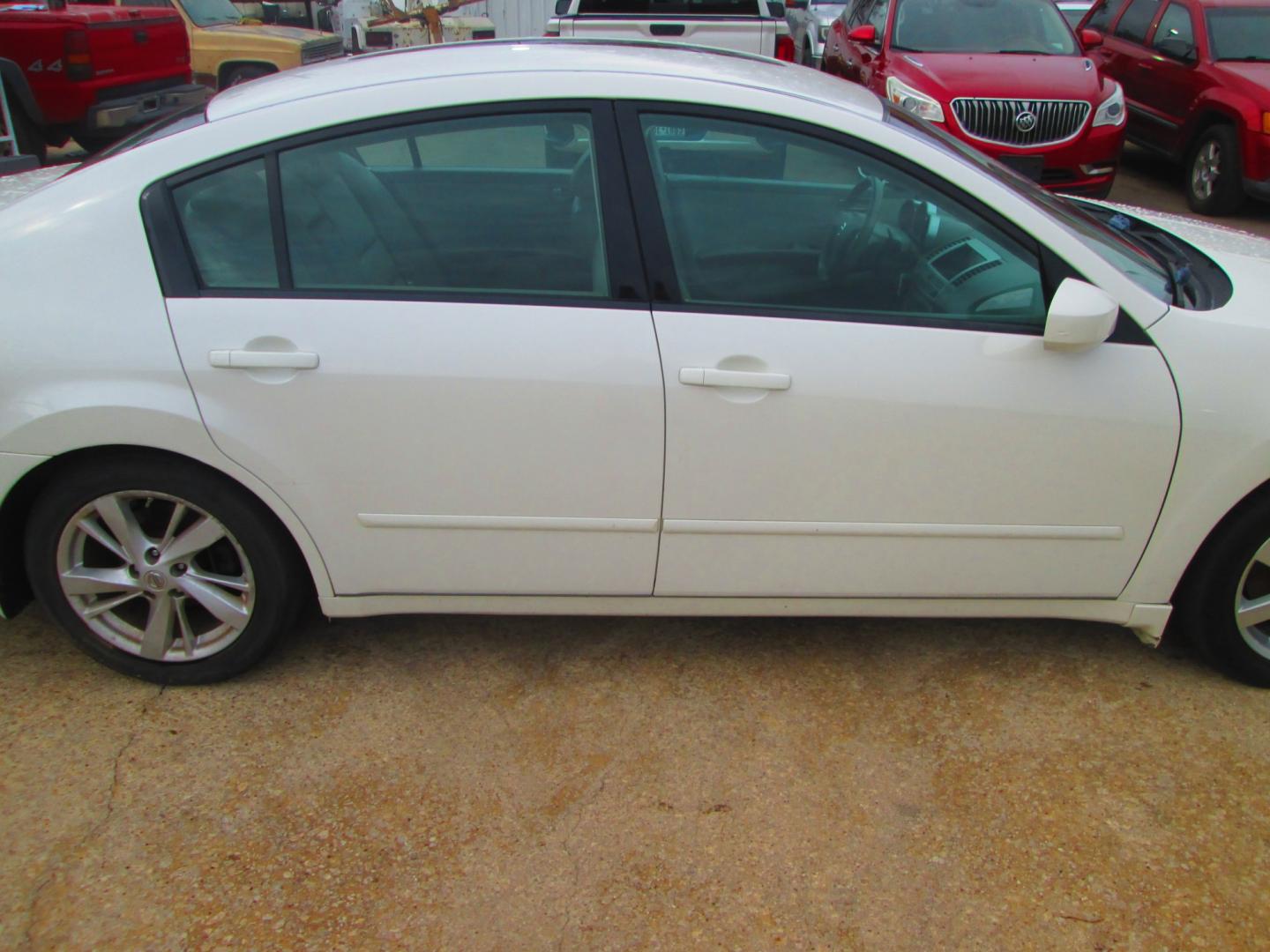 2005 WHITE Nissan Maxima SE (1N4BA41E15C) with an 3.5L V6 DOHC 24V engine, 5-Speed Automatic Overdrive transmission, located at 1815 NE 28th St., Fort Worth, TX, 76106, (817) 625-6251, 32.795582, -97.333069- Photo#3