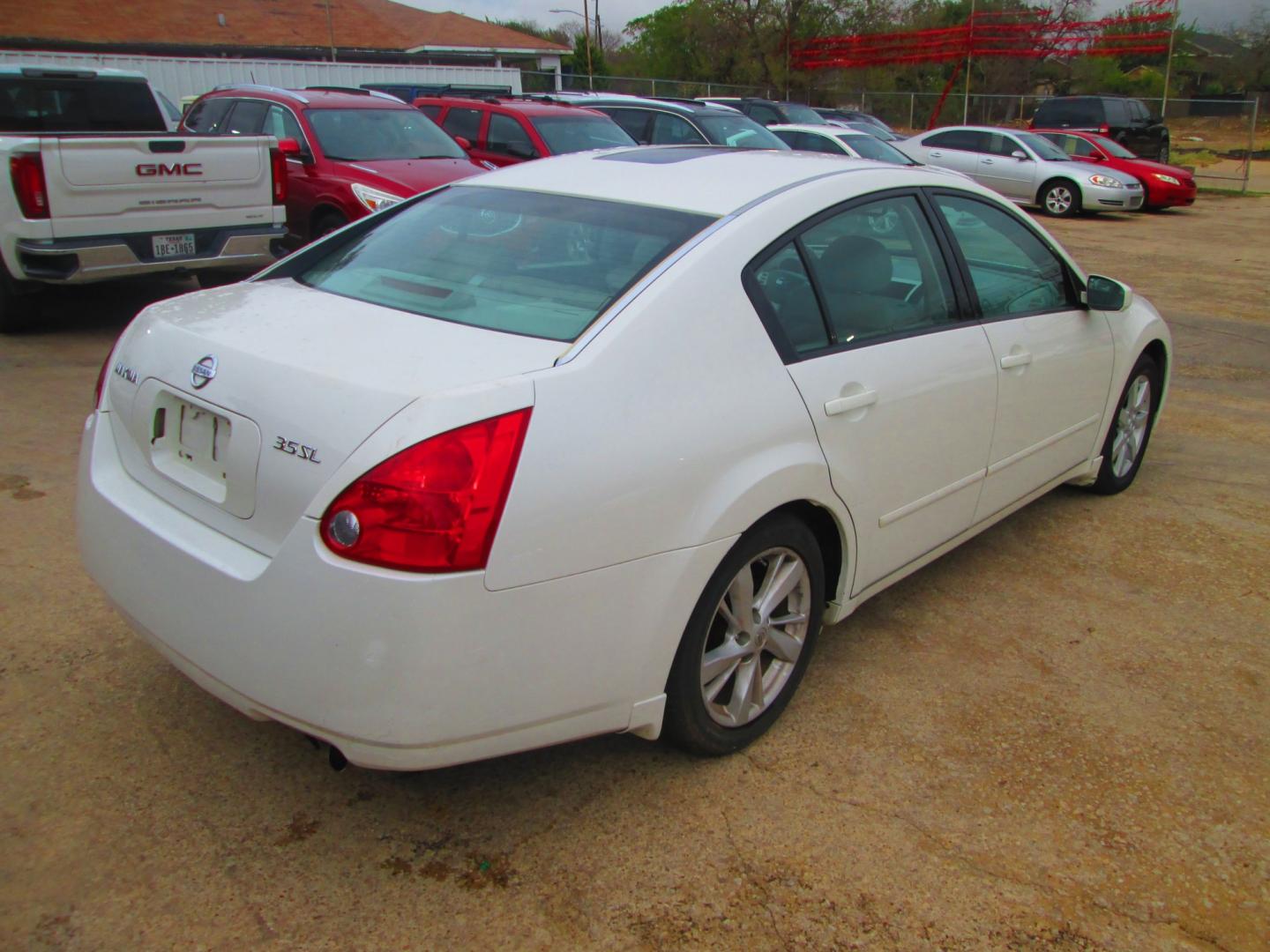 2005 WHITE Nissan Maxima SE (1N4BA41E15C) with an 3.5L V6 DOHC 24V engine, 5-Speed Automatic Overdrive transmission, located at 1815 NE 28th St., Fort Worth, TX, 76106, (817) 625-6251, 32.795582, -97.333069- Photo#4