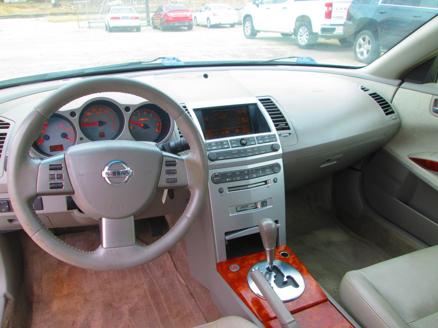 2005 WHITE Nissan Maxima SE (1N4BA41E15C) with an 3.5L V6 DOHC 24V engine, 5-Speed Automatic Overdrive transmission, located at 1815 NE 28th St., Fort Worth, TX, 76106, (817) 625-6251, 32.795582, -97.333069- Photo#9