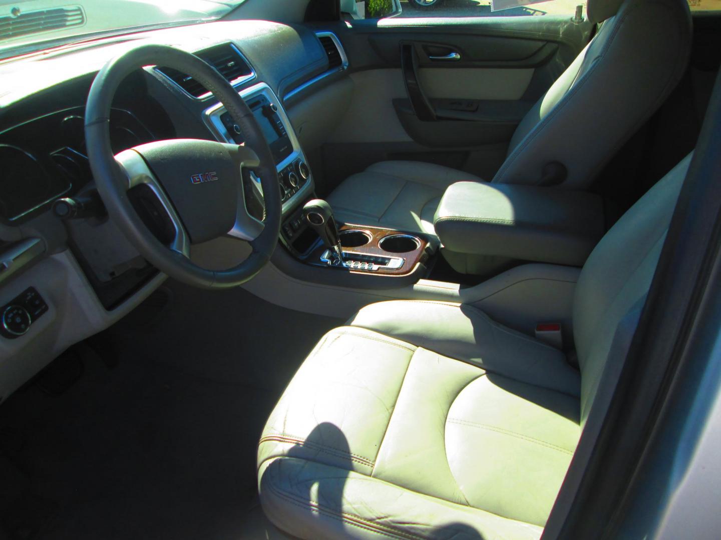 2013 SILVER GMC Acadia SLT-1 FWD (1GKKRRKD3DJ) with an 3.6L V6 DOHC 24V engine, 6-Speed Automatic transmission, located at 1815 NE 28th St., Fort Worth, TX, 76106, (817) 625-6251, 32.795582, -97.333069 - Photo#8